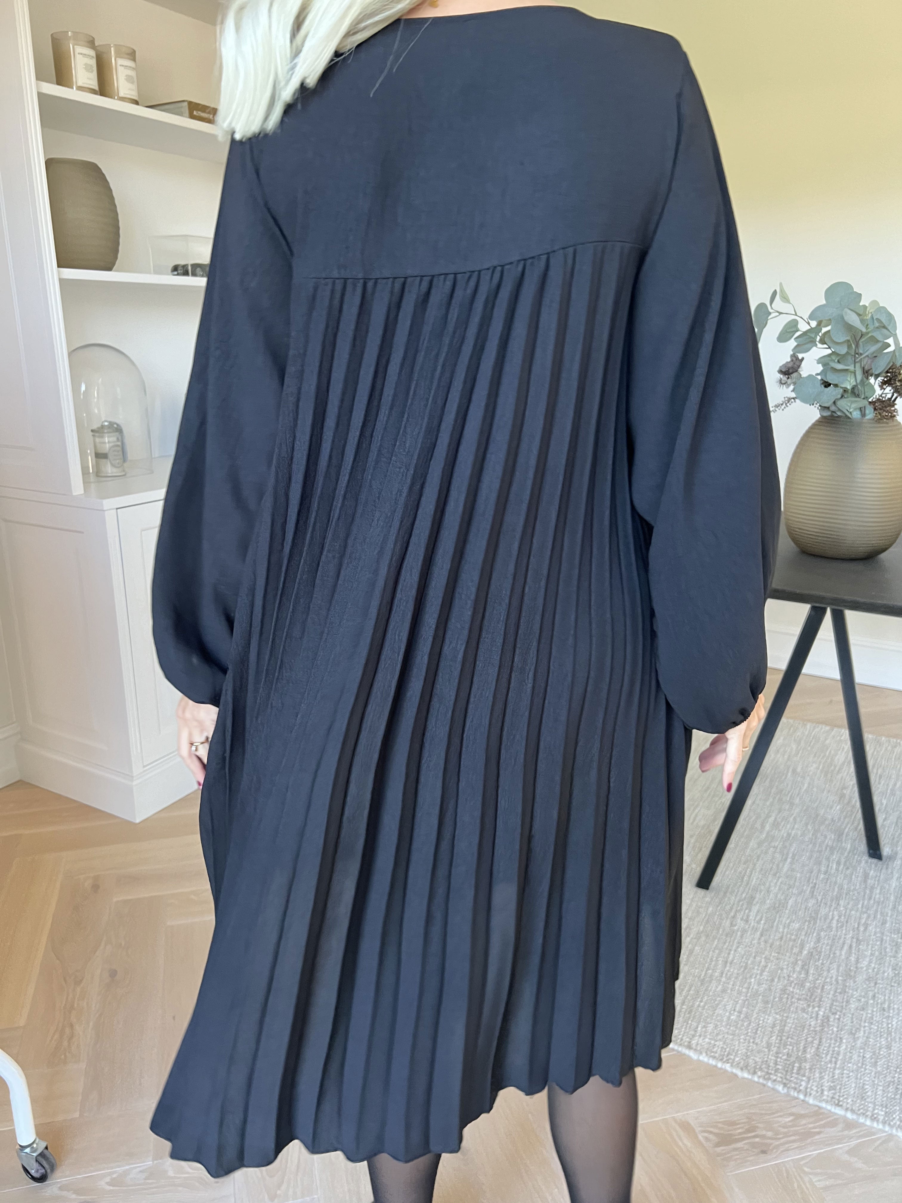 Nancy Short L/S - Klänning med plissering och fickor