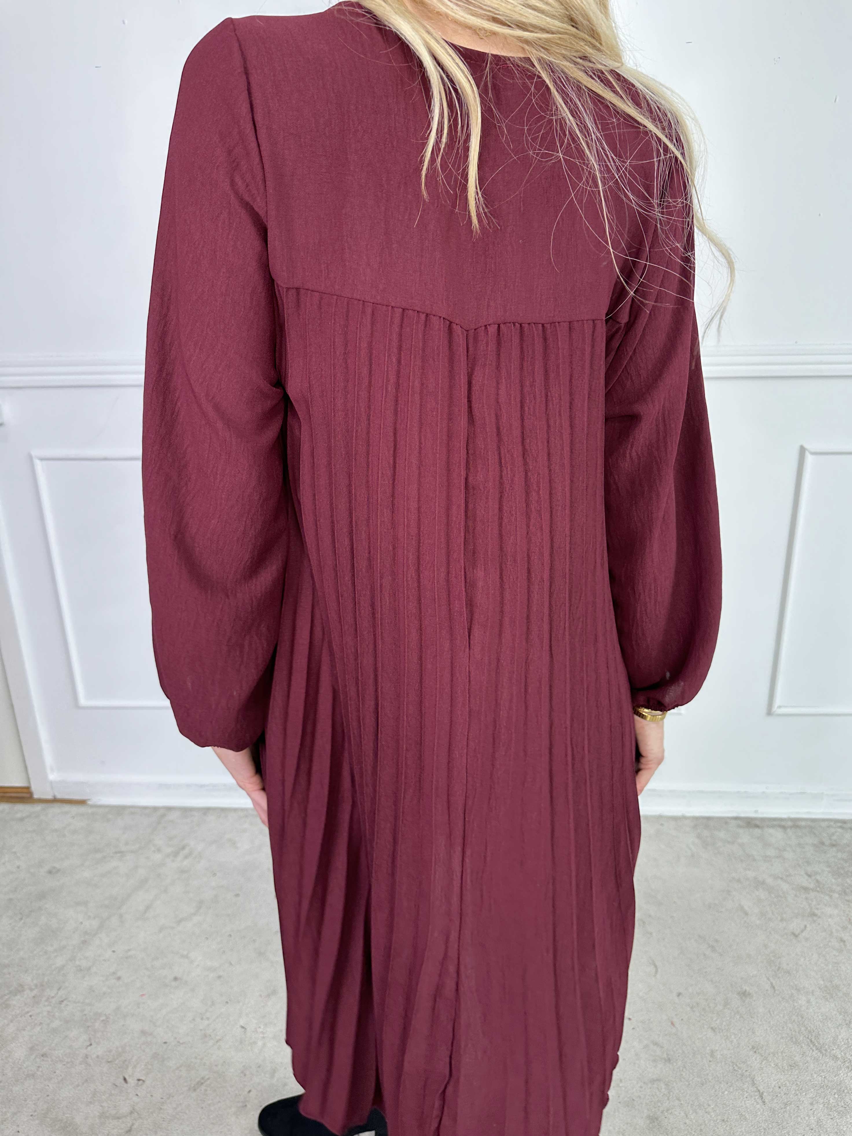 Nancy Short L/S - Klänning med plissering och fickor