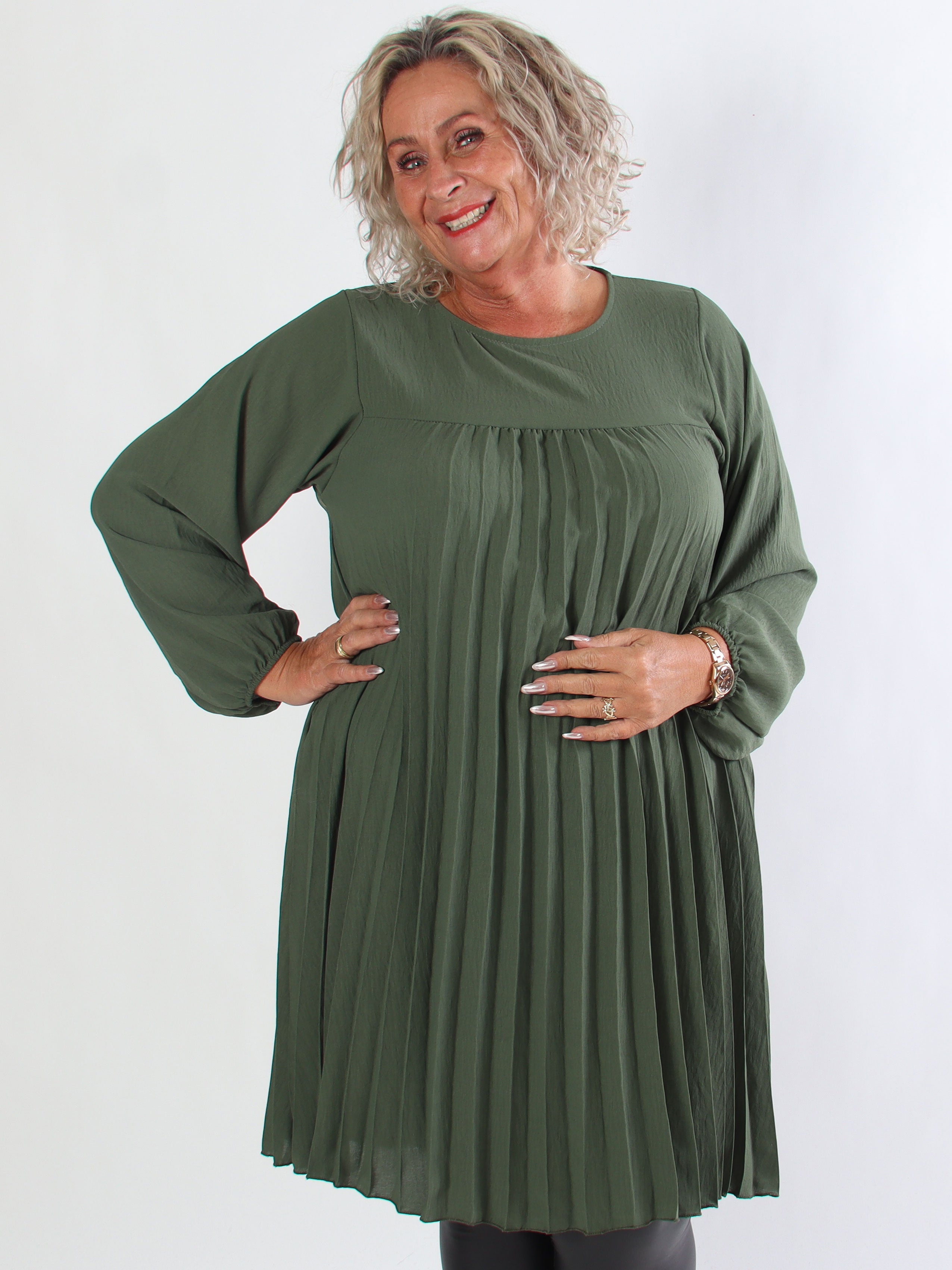 Nancy Short L/S - Plus size klänning med plissering och fickor