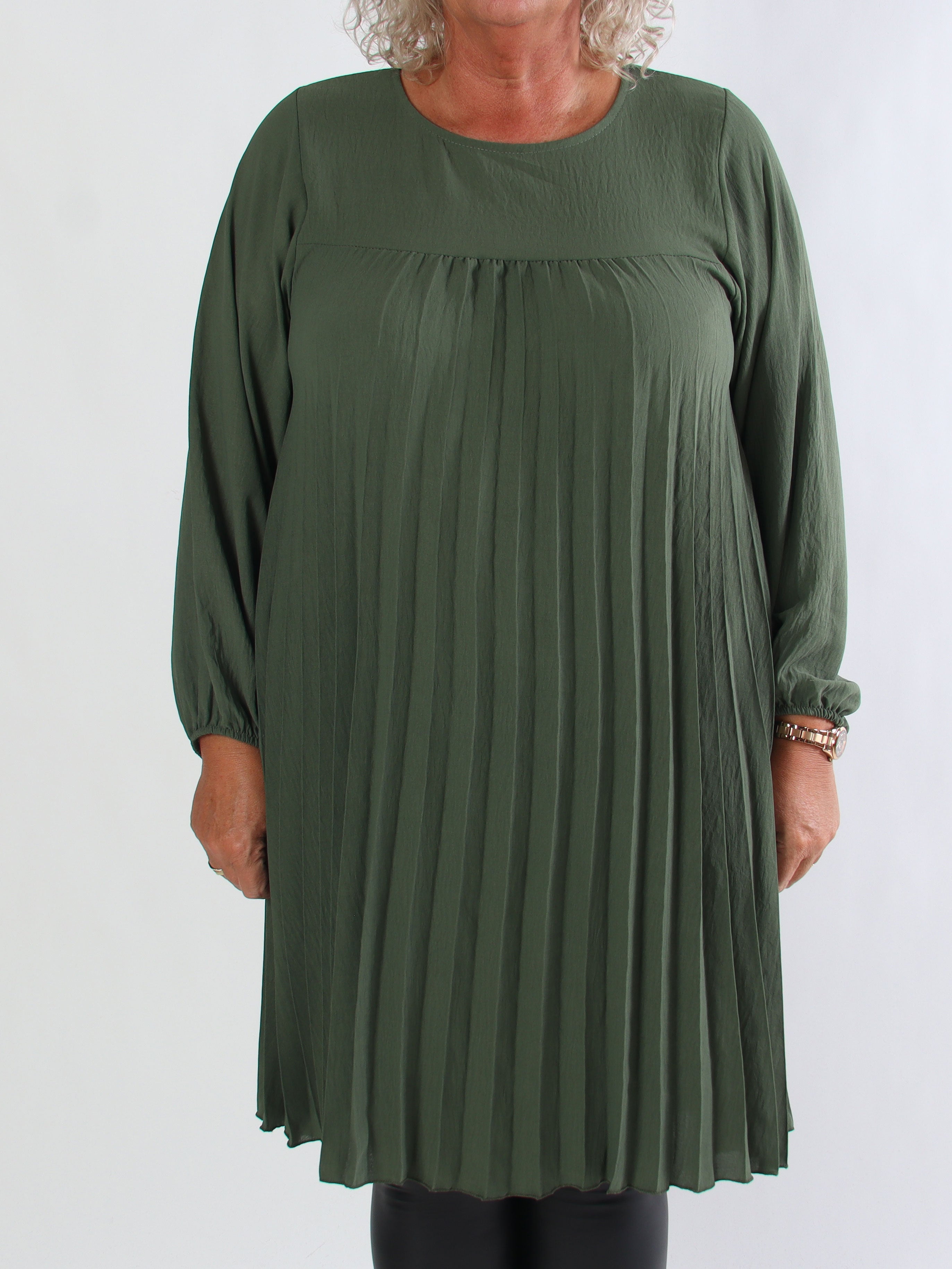 Nancy Short L/S - Plus size klänning med plissering och fickor