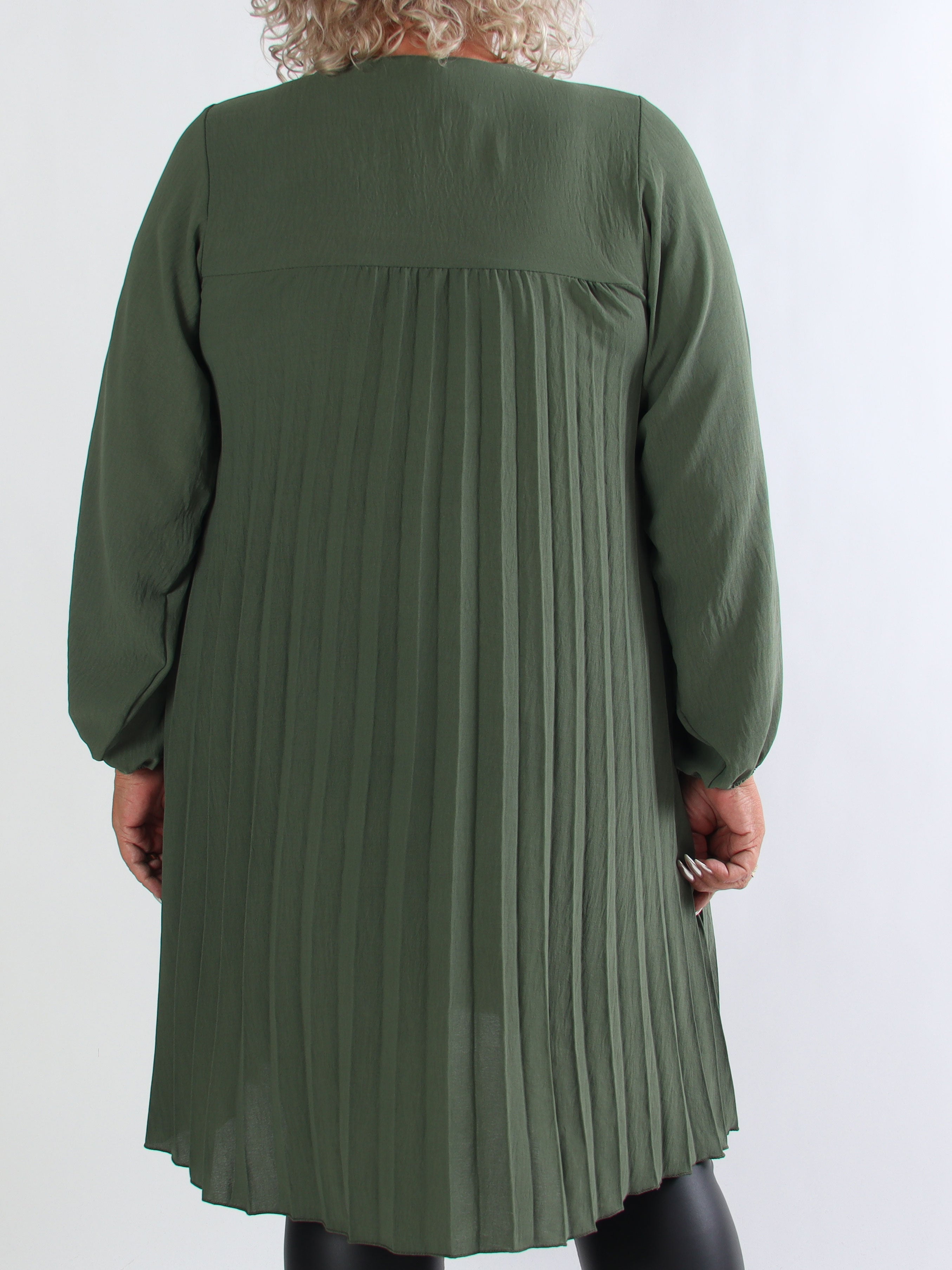 Nancy Short L/S - Plus size klänning med plissering och fickor