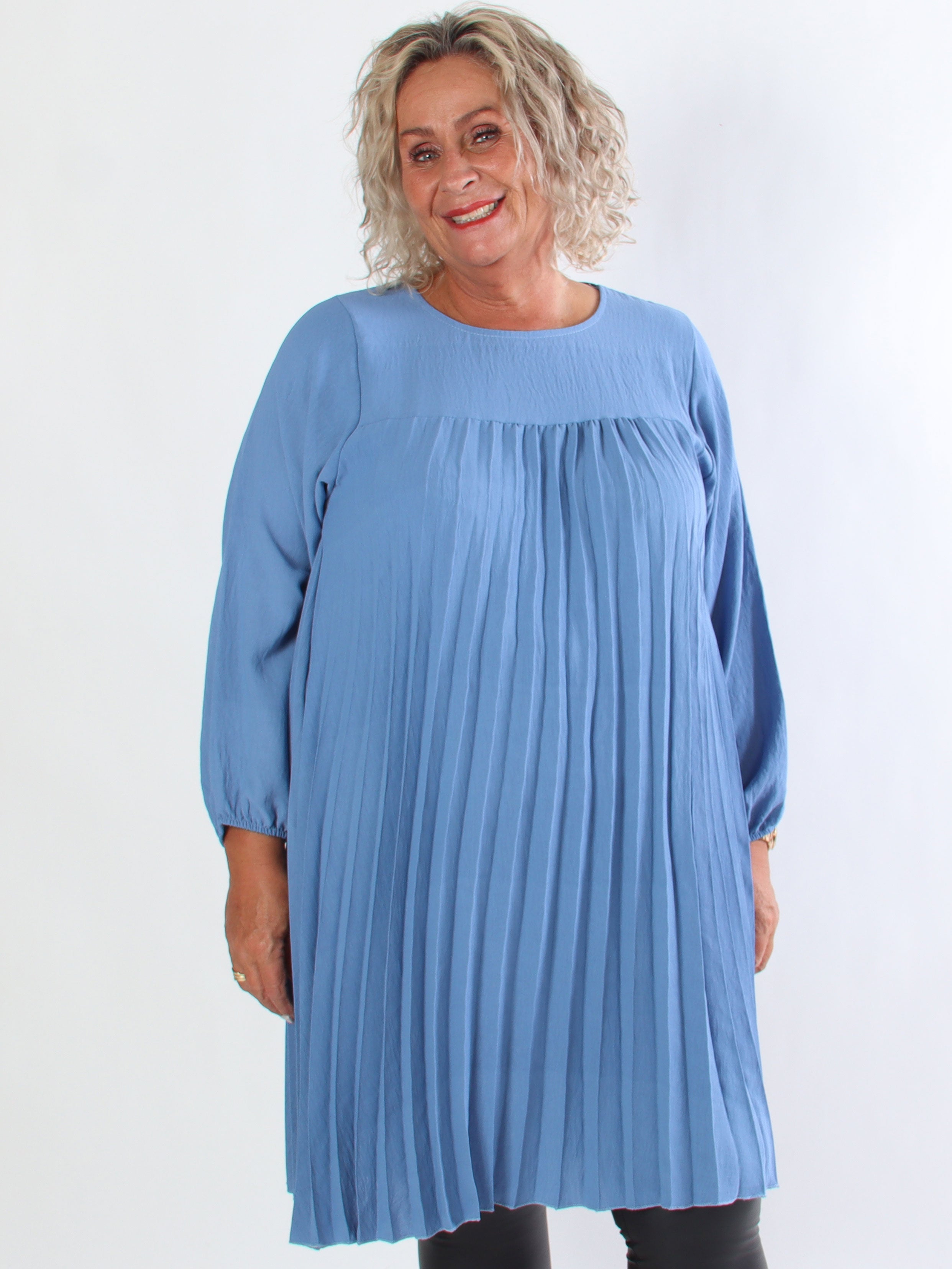 Nancy Short L/S - Plus size klänning med plissering och fickor