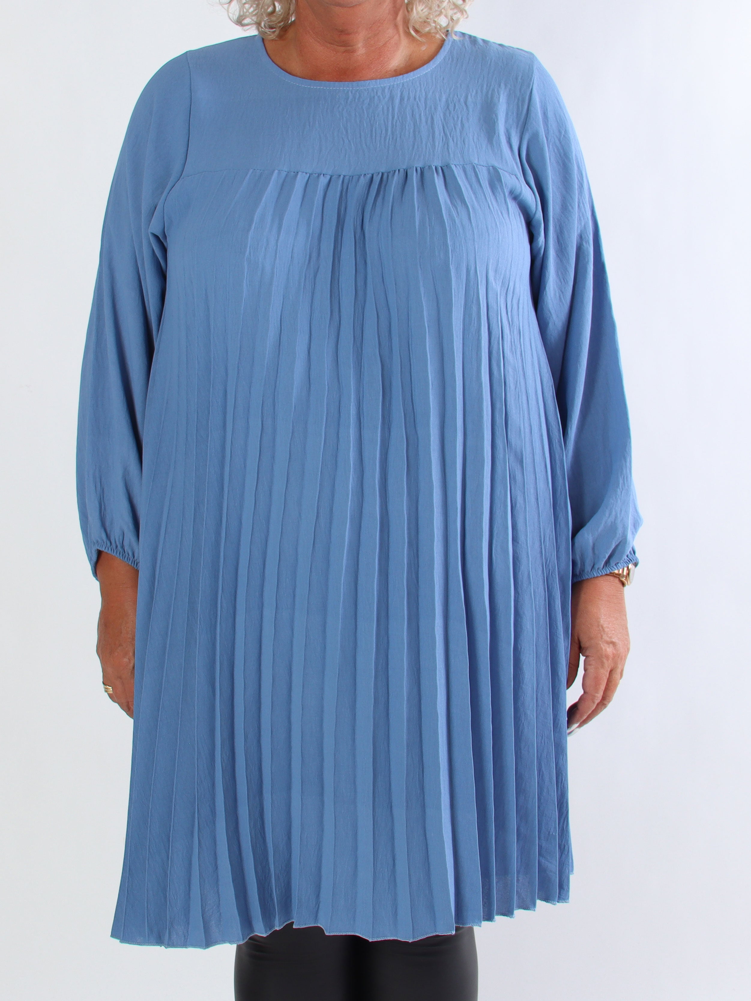 Nancy Short L/S - Plus size klänning med plissering och fickor