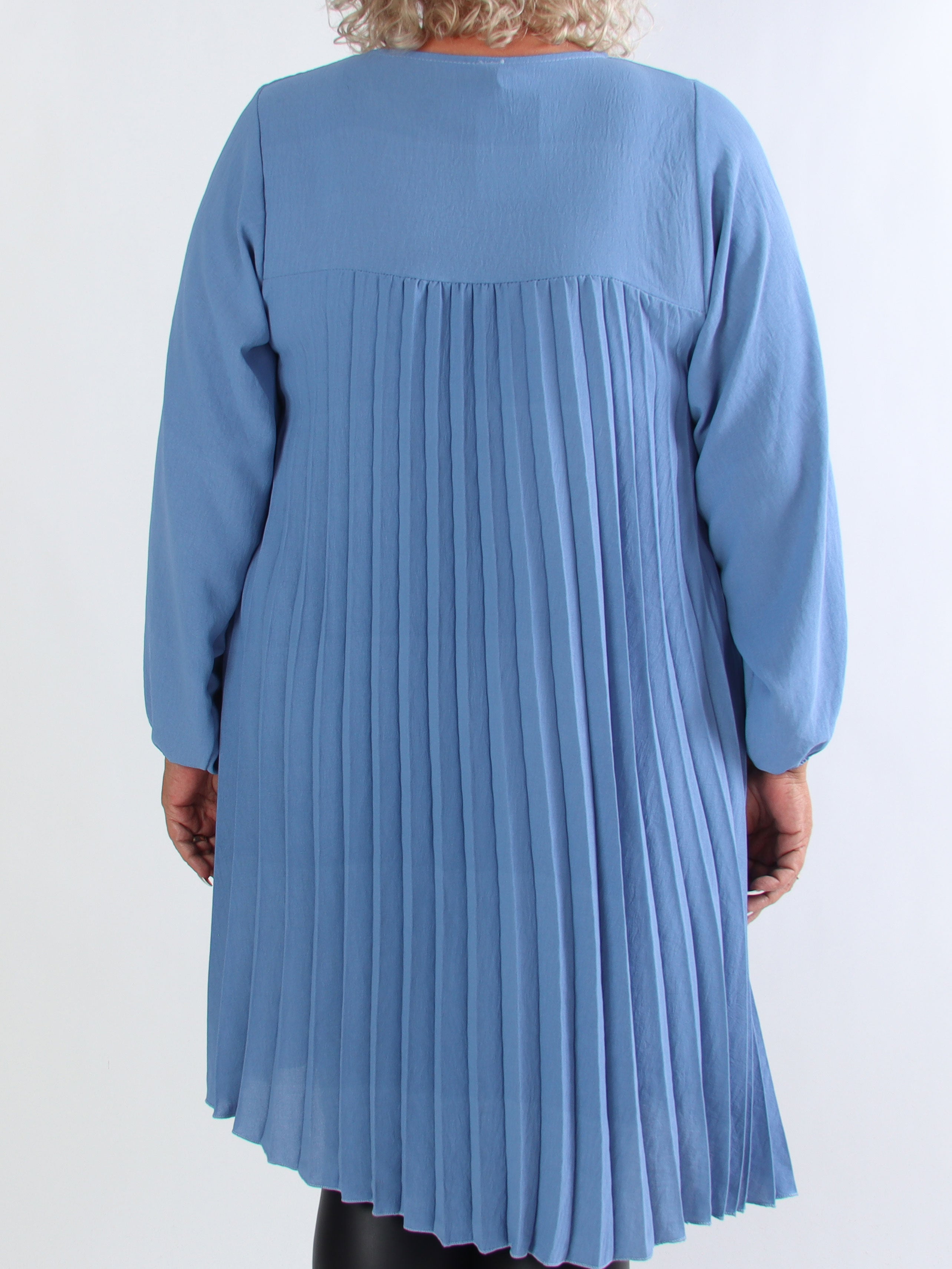 Nancy Short L/S - Plus size klänning med plissering och fickor