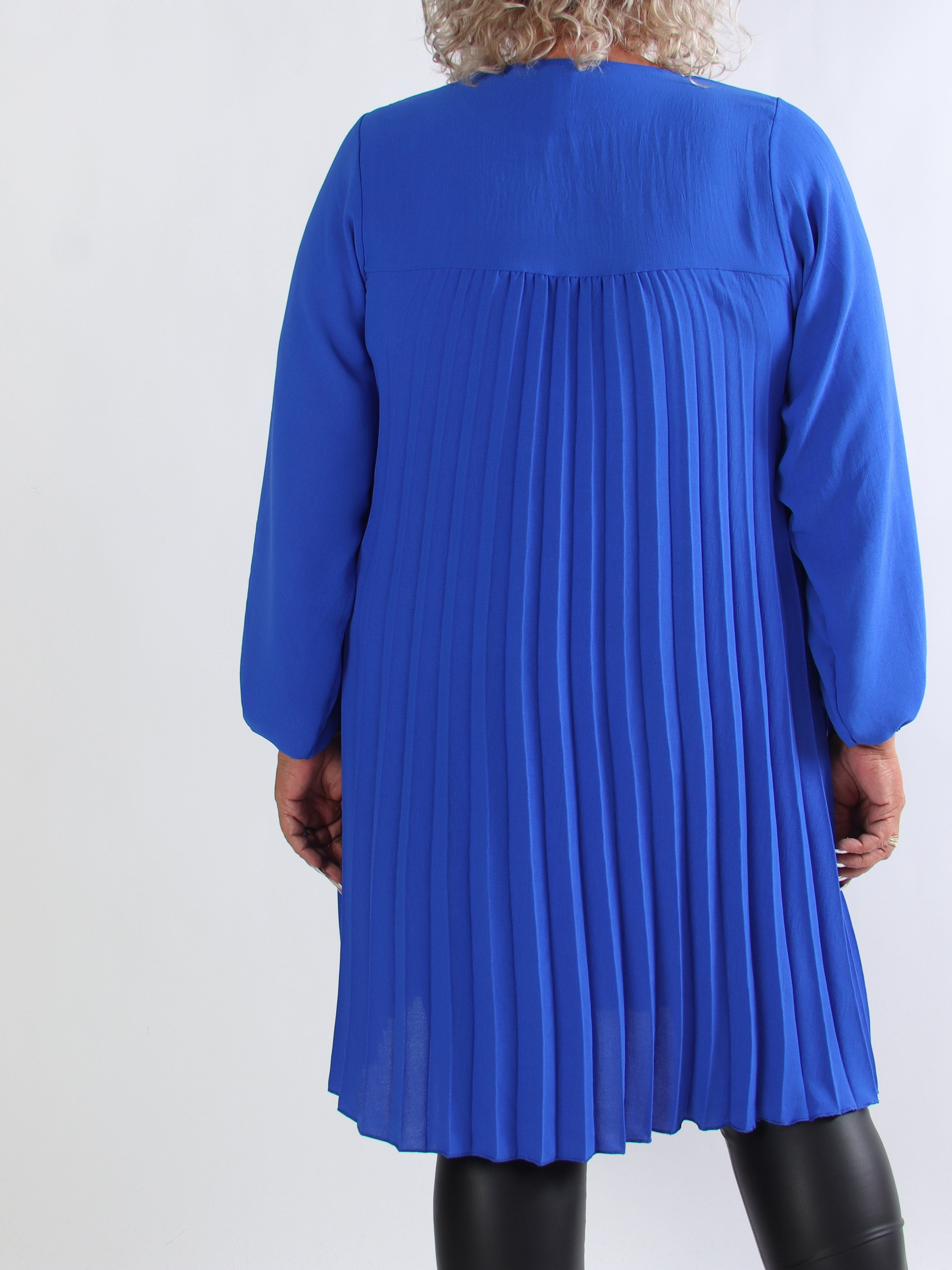 Nancy Short L/S - Plus size klänning med plissering och fickor