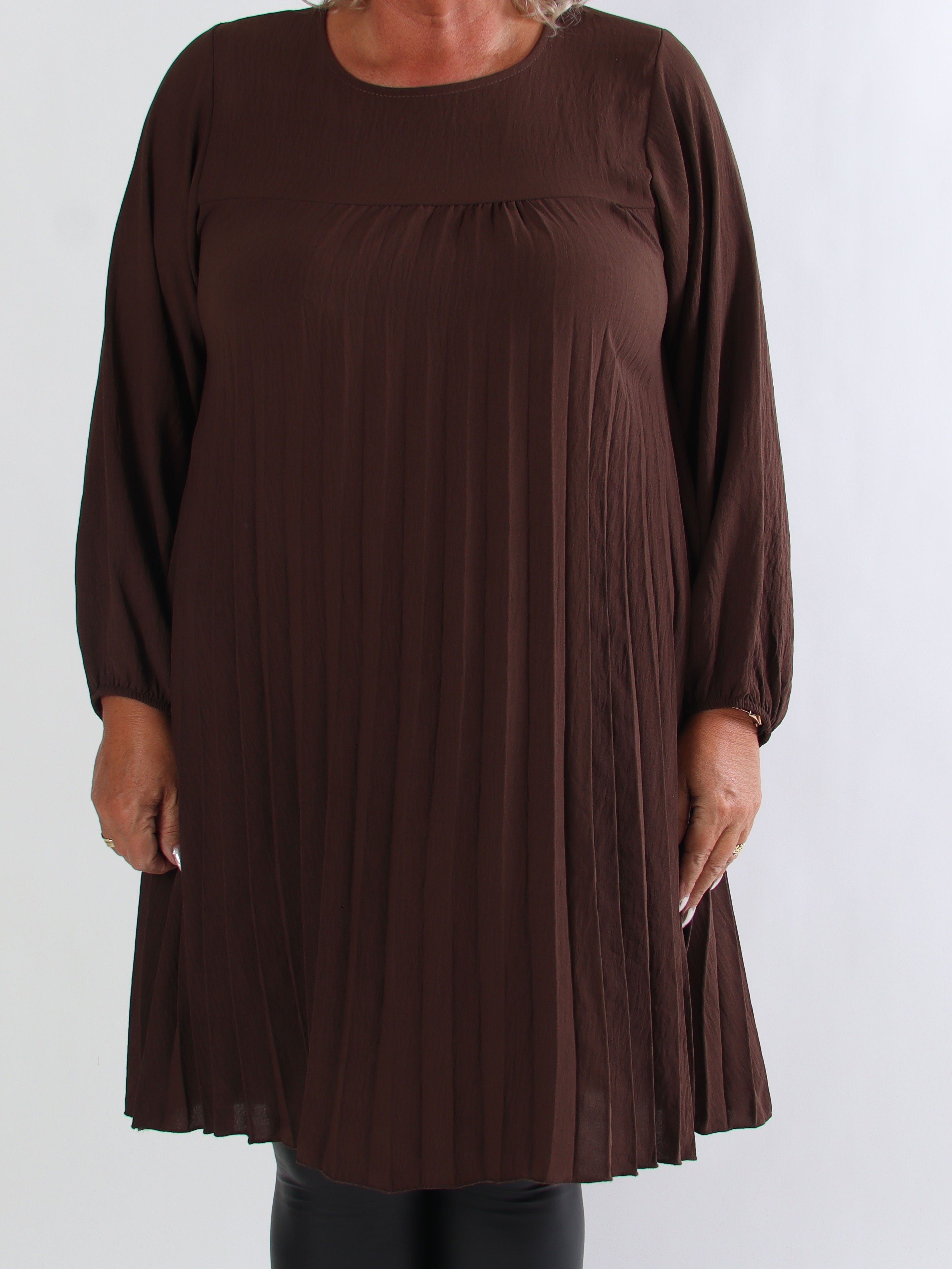 Nancy Short L/S - Plus size klänning med plissering och fickor