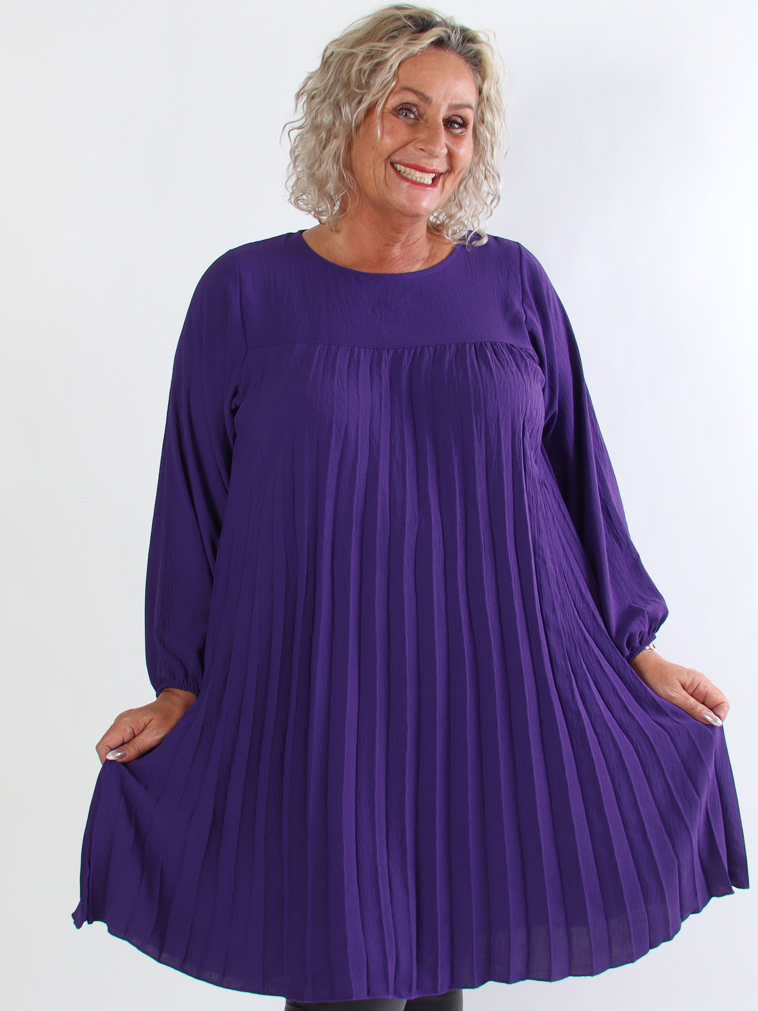 Nancy Short L/S - Plus size klänning med plissering och fickor