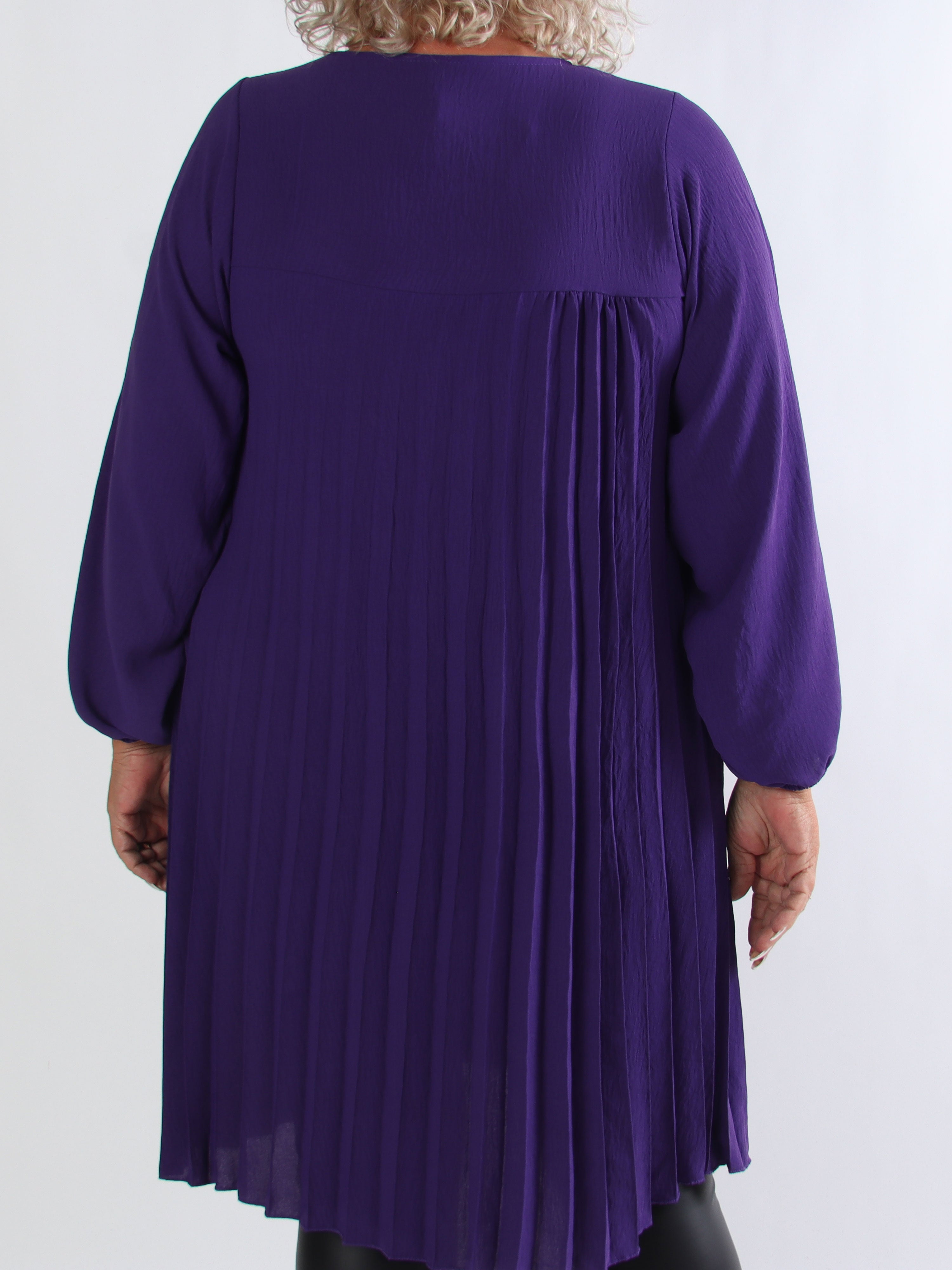 Nancy Short L/S - Plus size klänning med plissering och fickor