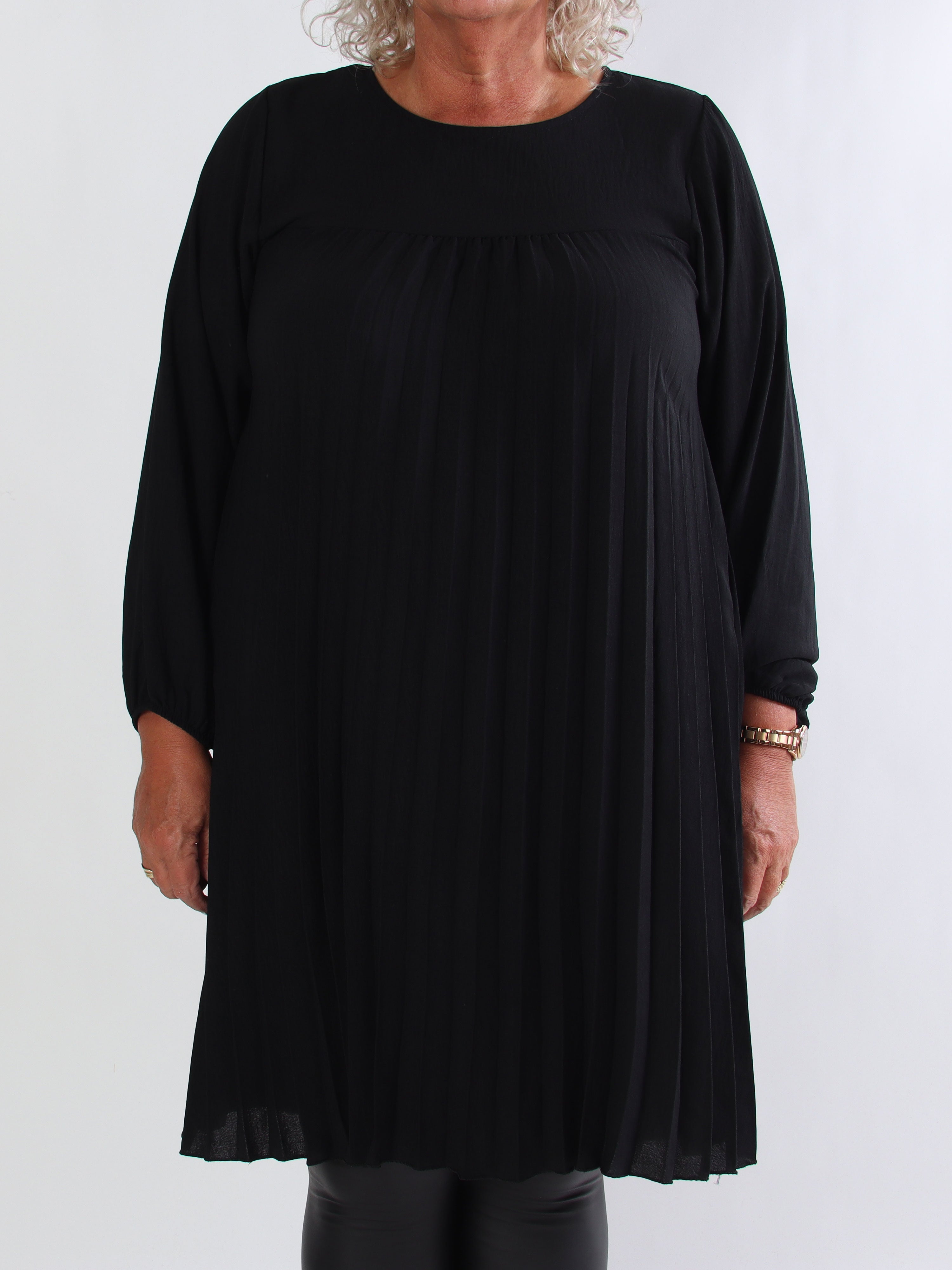 Nancy Short L/S - Plus size klänning med plissering och fickor