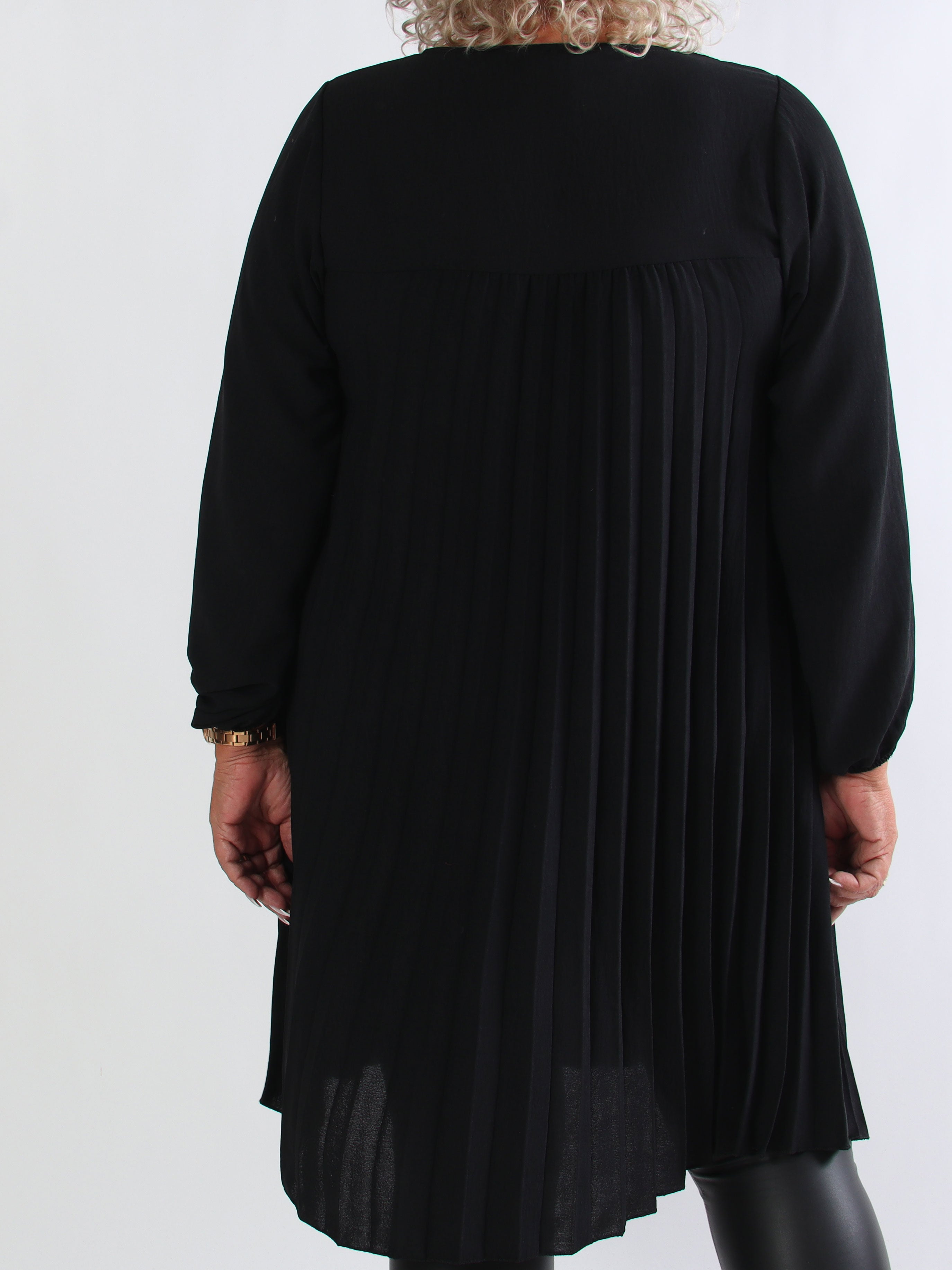 Nancy Short L/S - Plus size klänning med plissering och fickor