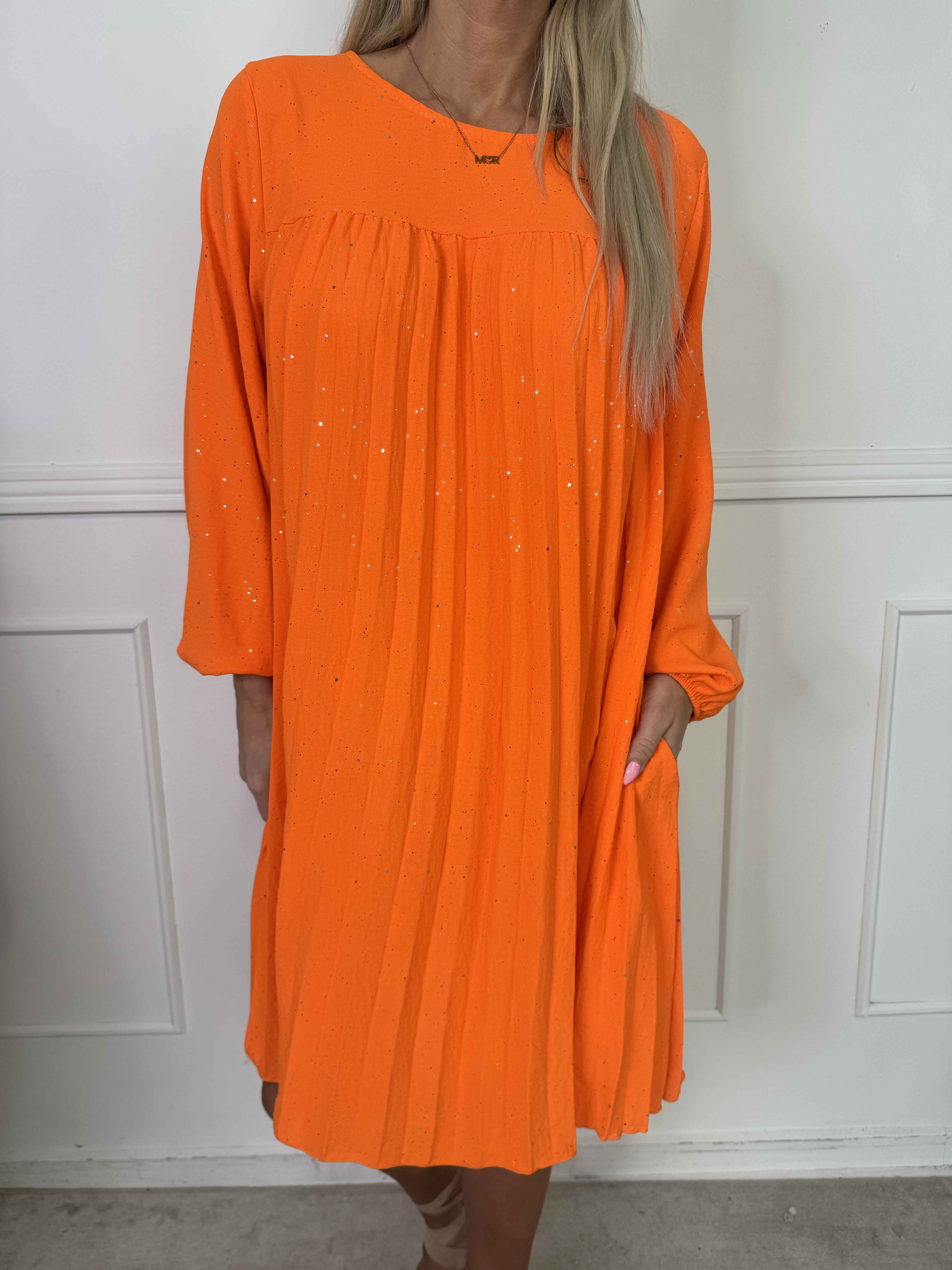 Nancy Glitter Short L/S - Plisserad klänning med fickor och glitter