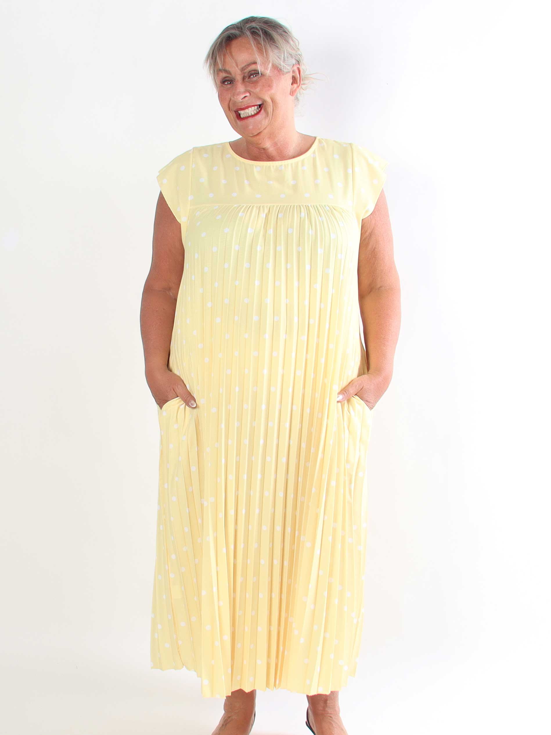 Nancy Dot - Lang plisseret plus size kjole med prikker og lommer