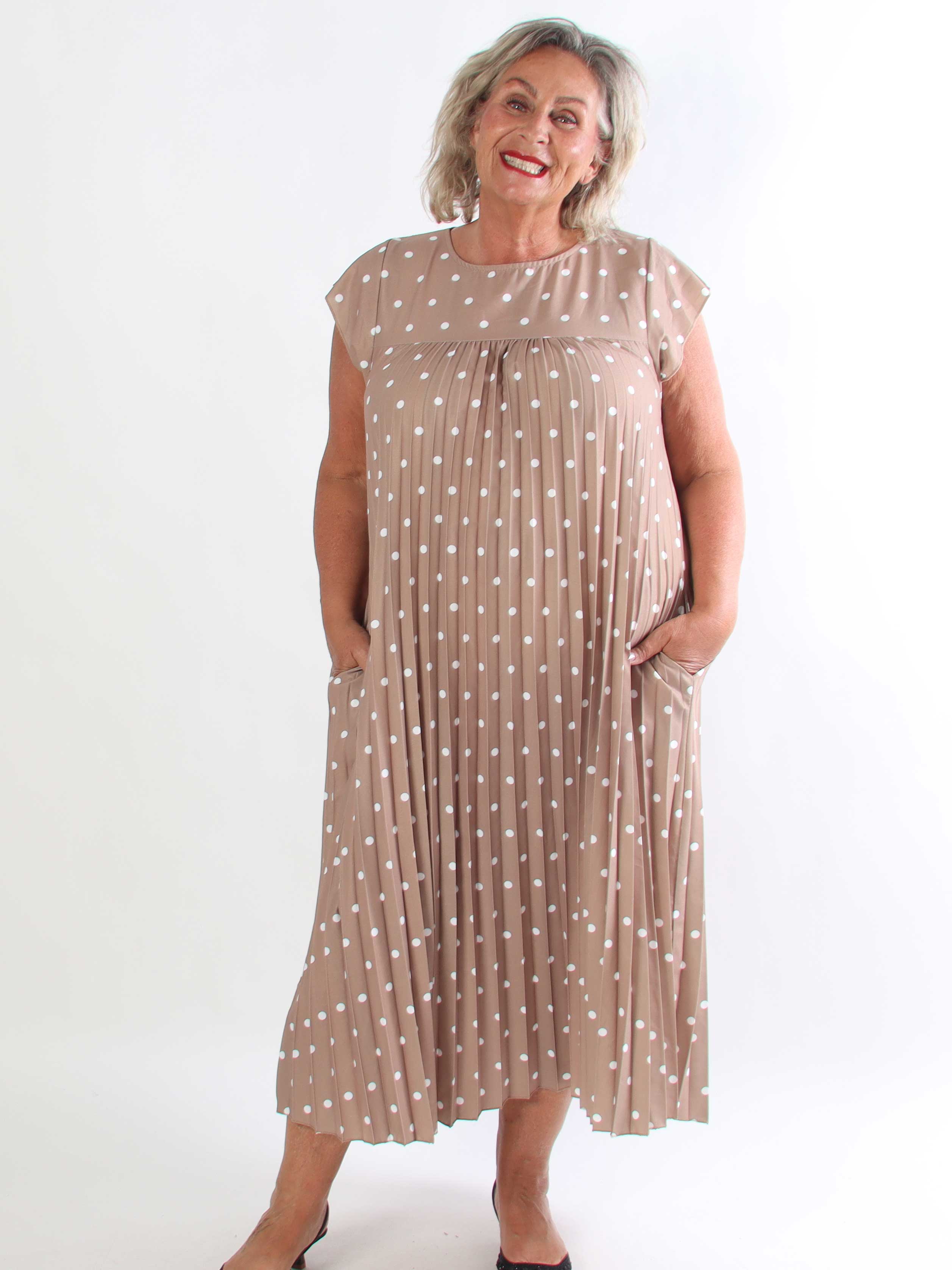 Nancy Dot - Lang plisseret plus size kjole med prikker og lommer