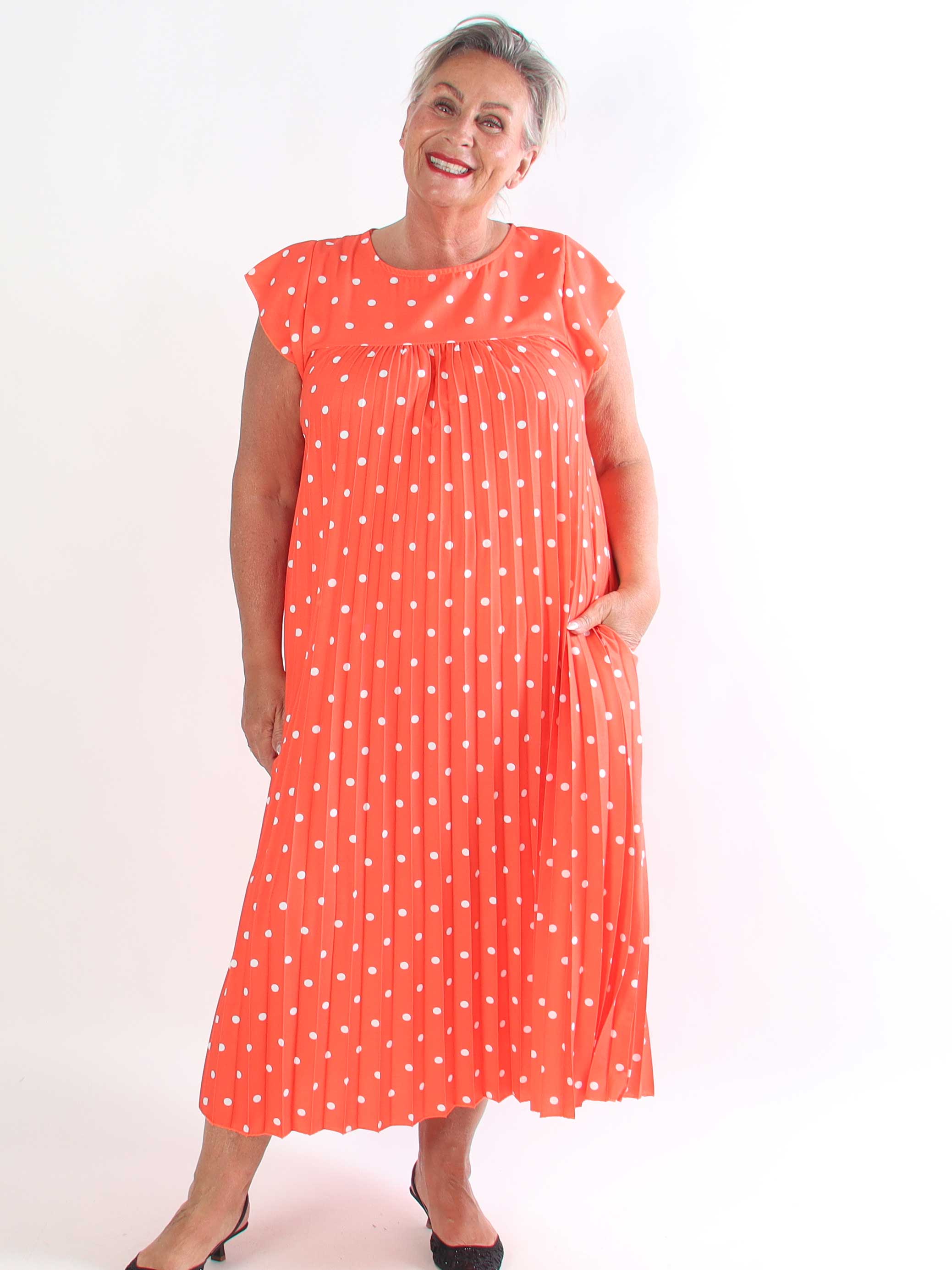 Nancy Dot - Lang plisseret plus size kjole med prikker og lommer