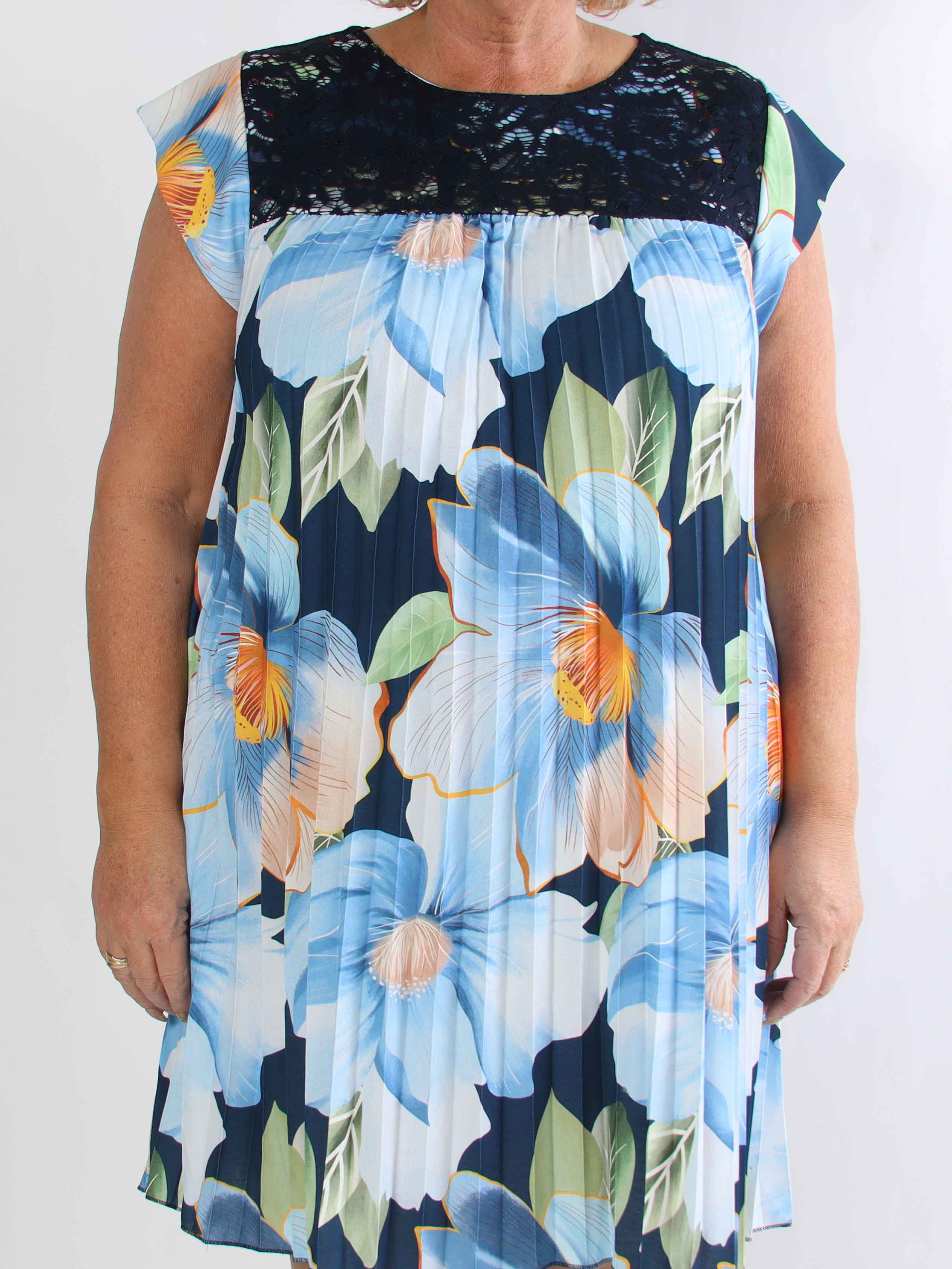 Nancy Lace Flower Short - Blomstret plus size kjole med plisseringer og lommer