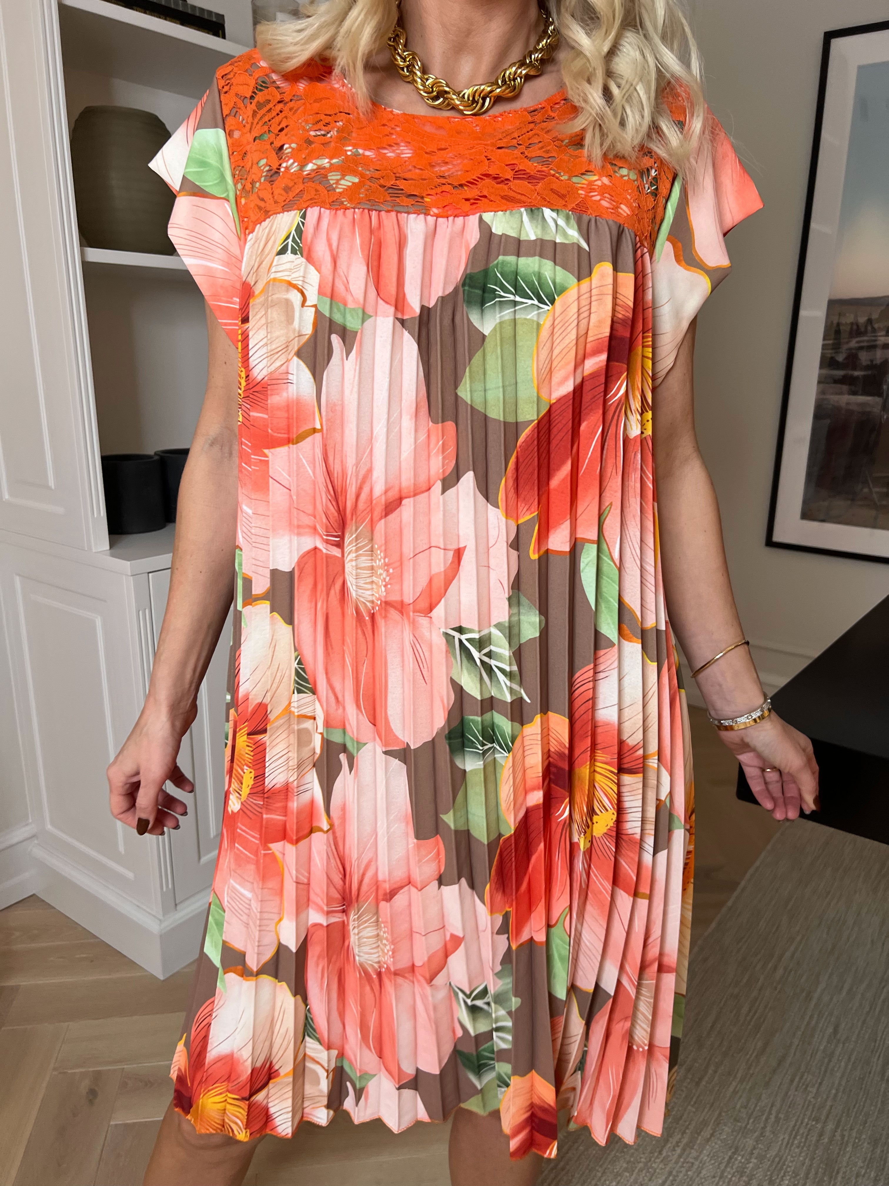 Nancy Lace Flower Short - Blomstret kjole med plisseringer og lommer