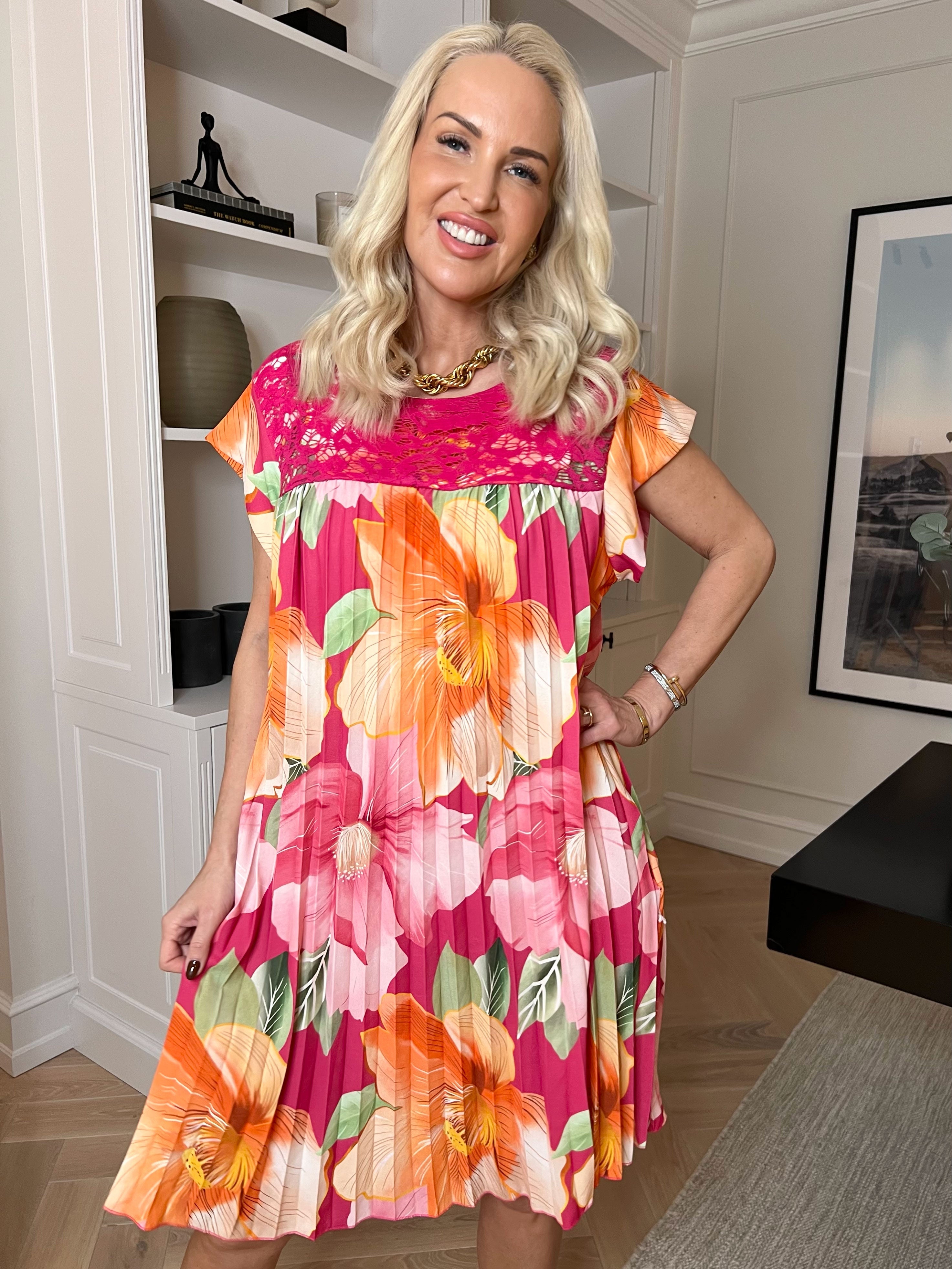 Nancy Lace Flower Short - Blomstret kjole med plisseringer og lommer