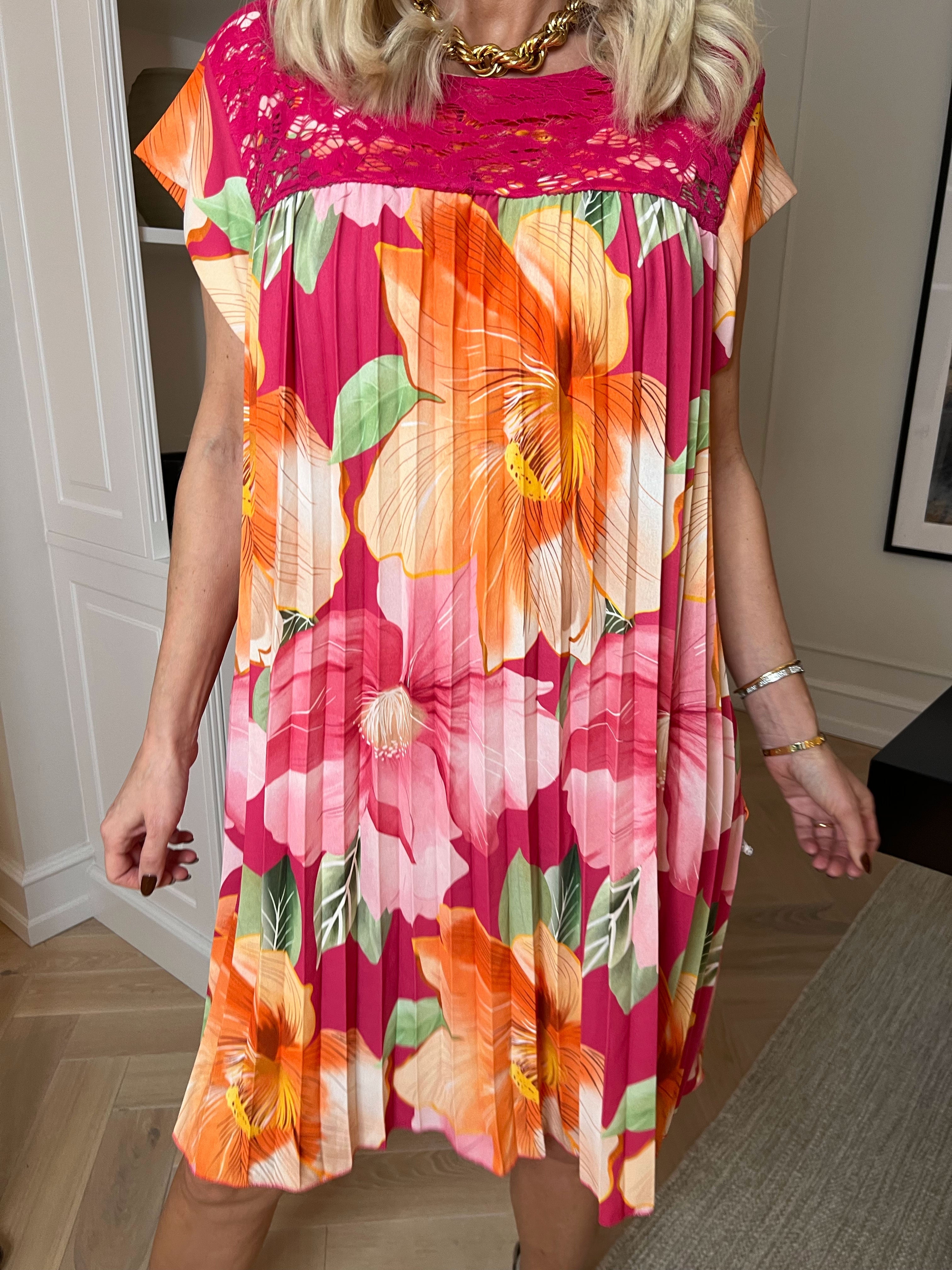 Nancy Lace Flower Short - Blomstret kjole med plisseringer og lommer