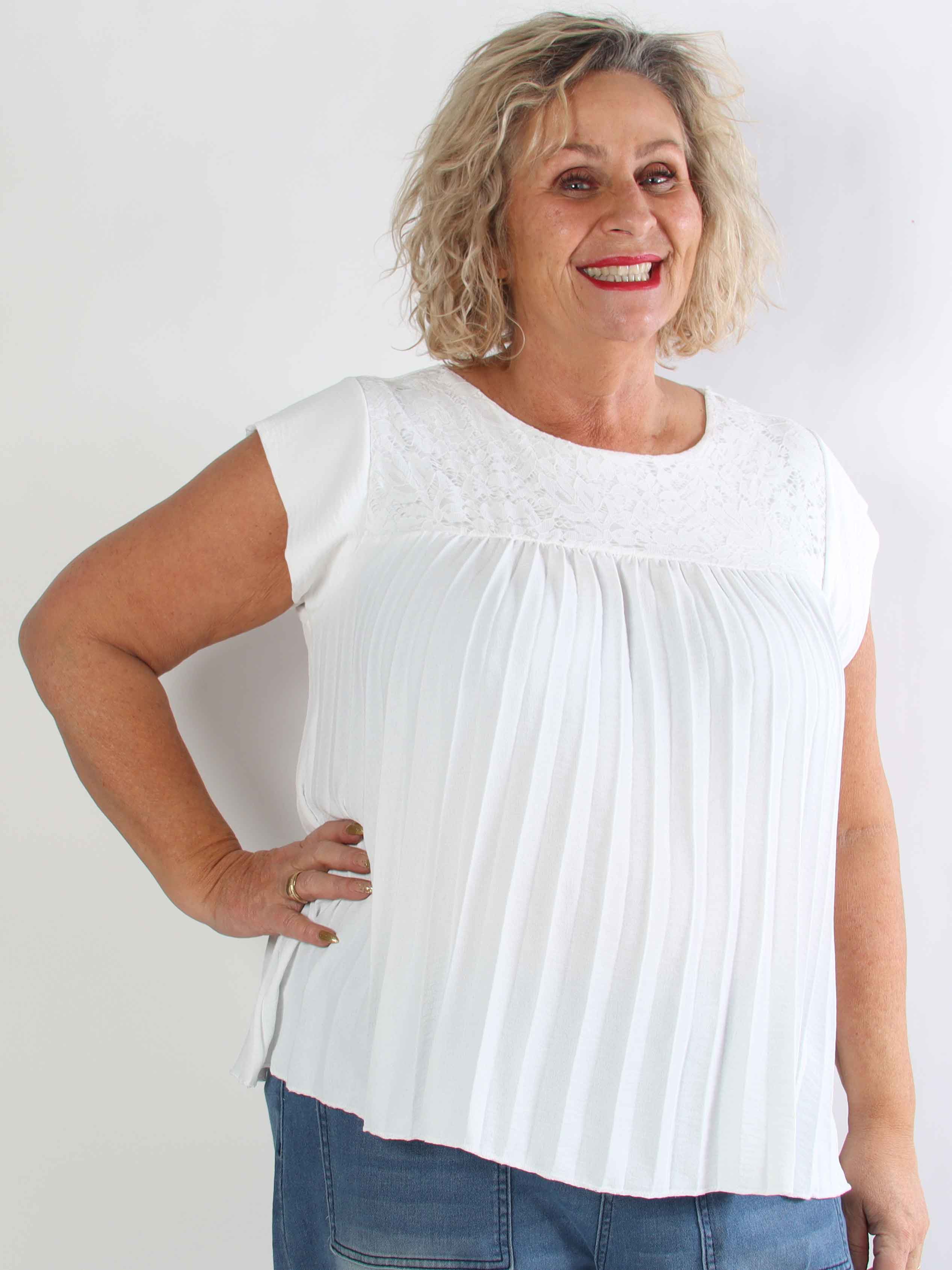 Nancy Lace Shirt - Sød plus size tunika med plisseringer og blonde