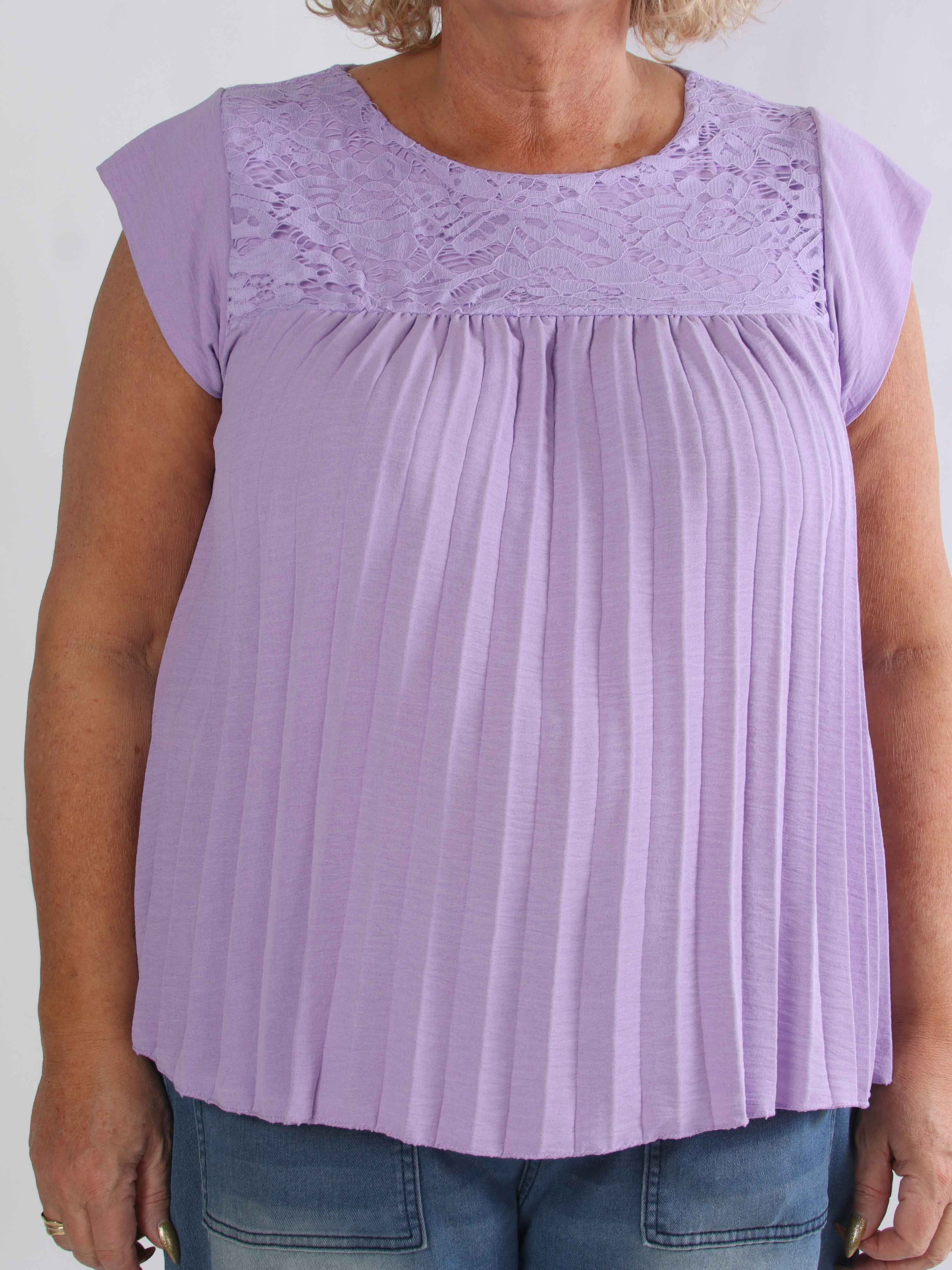 Nancy Lace Shirt - Sød plus size tunika med plisseringer og blonde