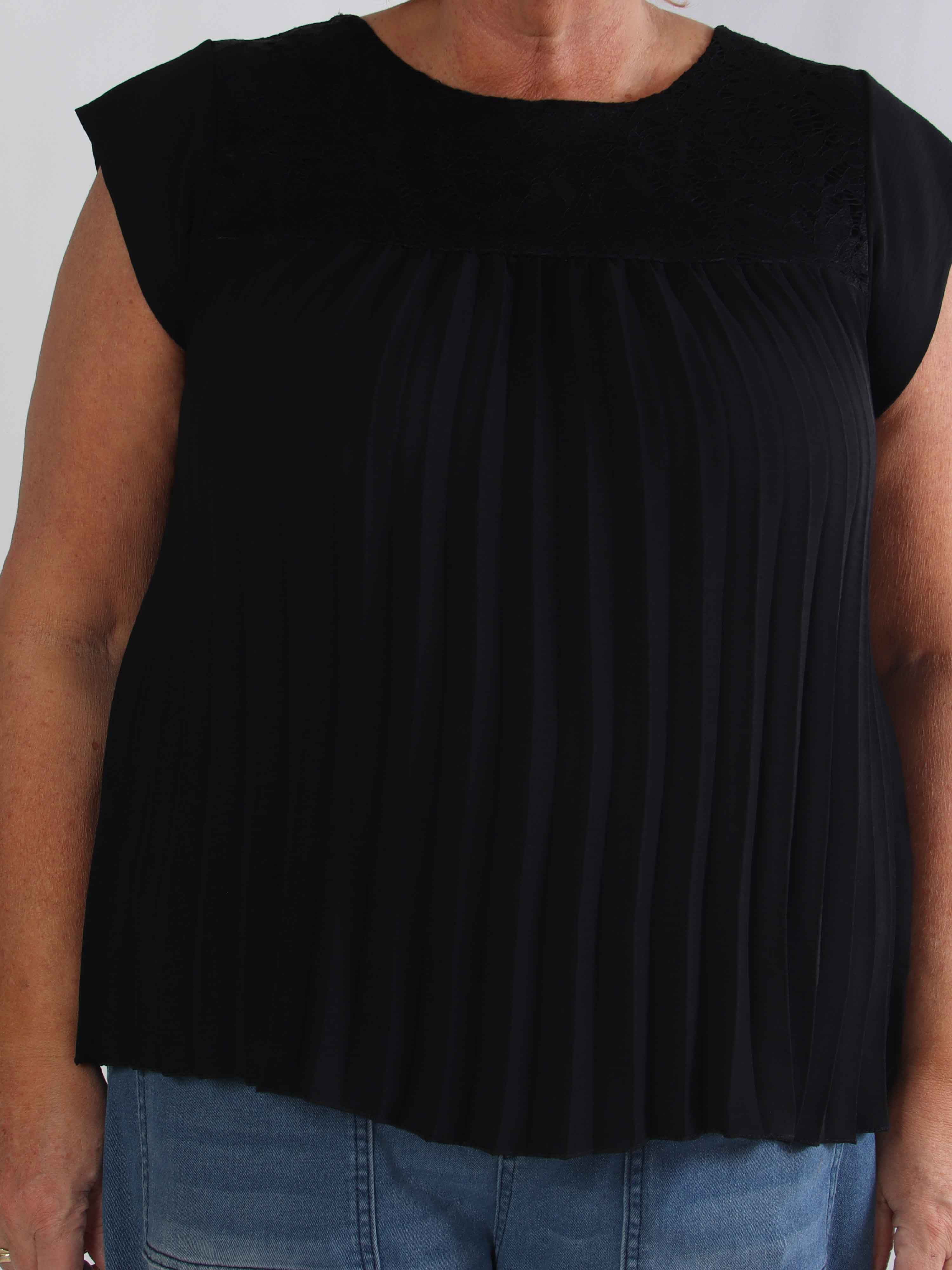 Nancy Lace Shirt - Sød plus size tunika med plisseringer og blonde