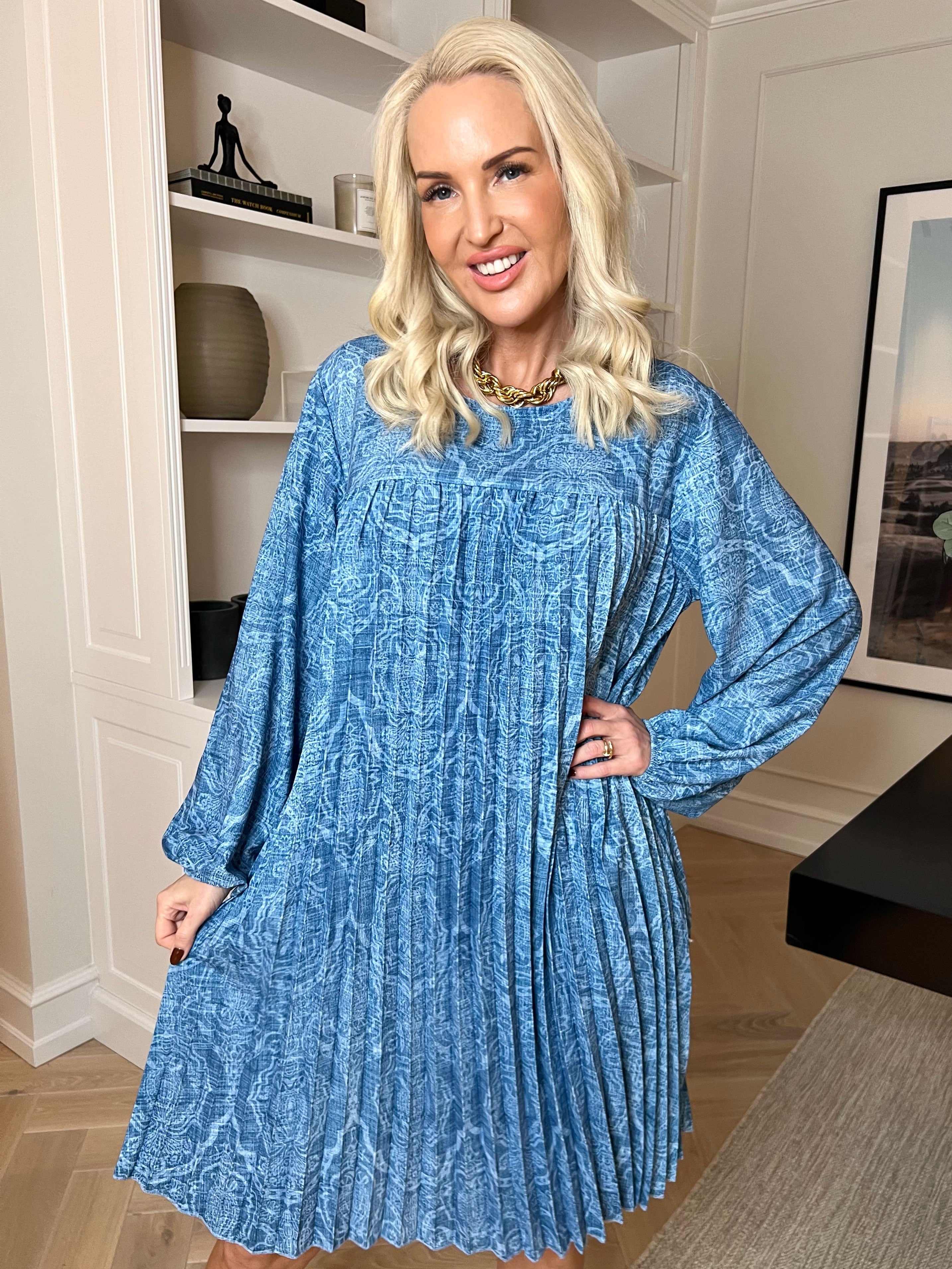 Nancy Royal Short L/S - Mønstret kjole med plisseringer og lommer