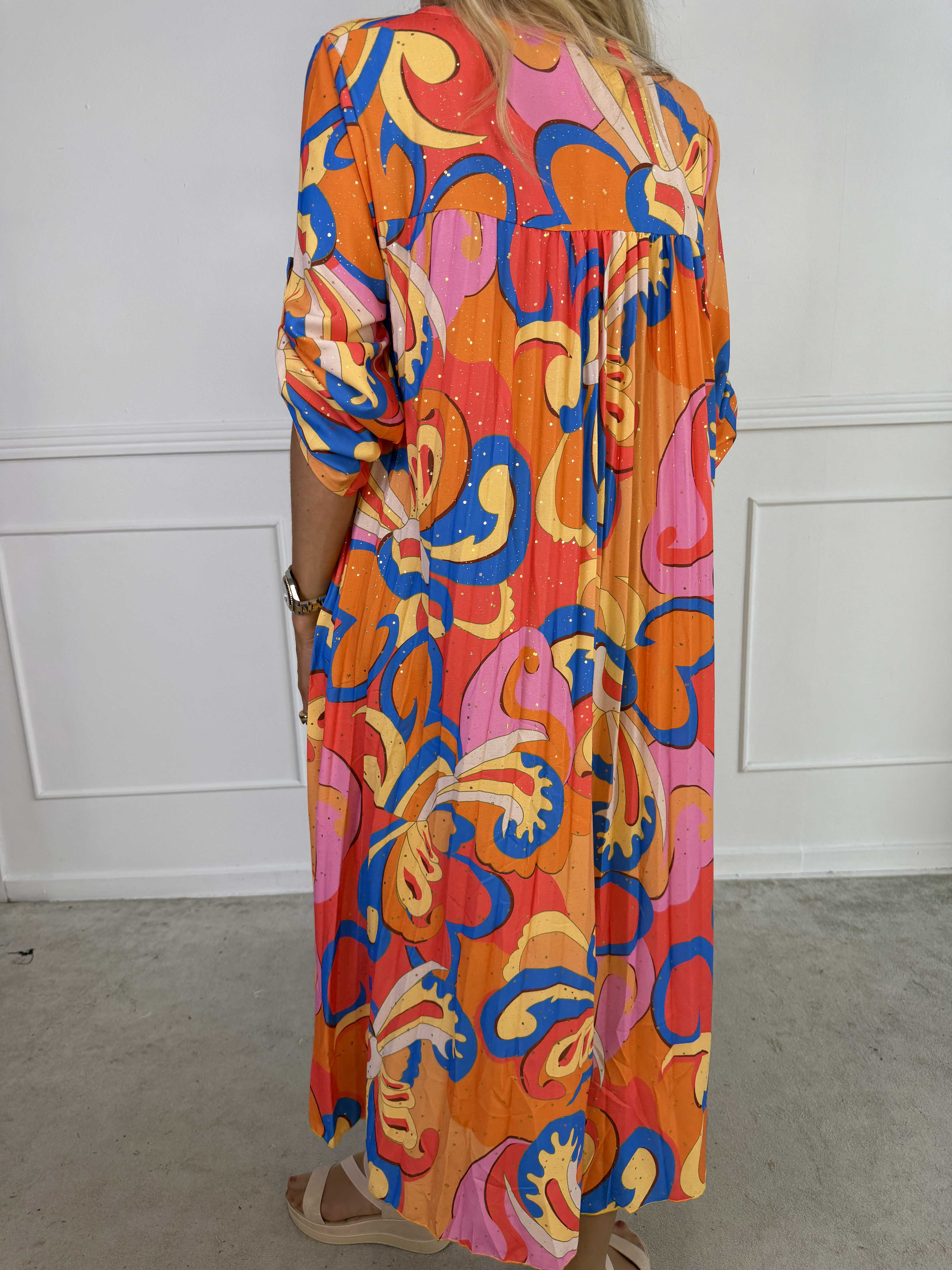 Nannie Retro - Lang plisseret kjole i flerfarvet mønster