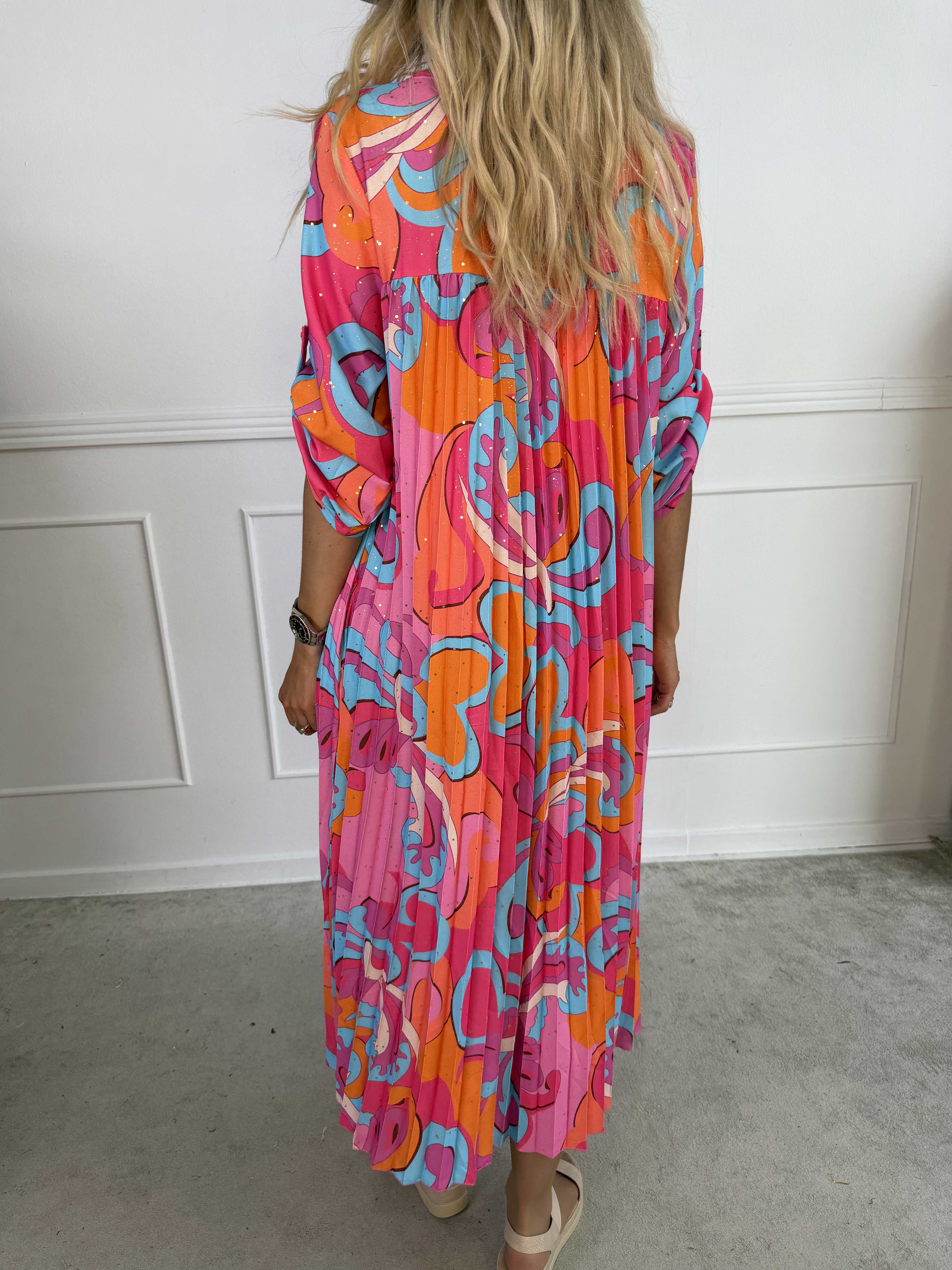 Nannie Retro - Lang plisseret kjole i flerfarvet mønster