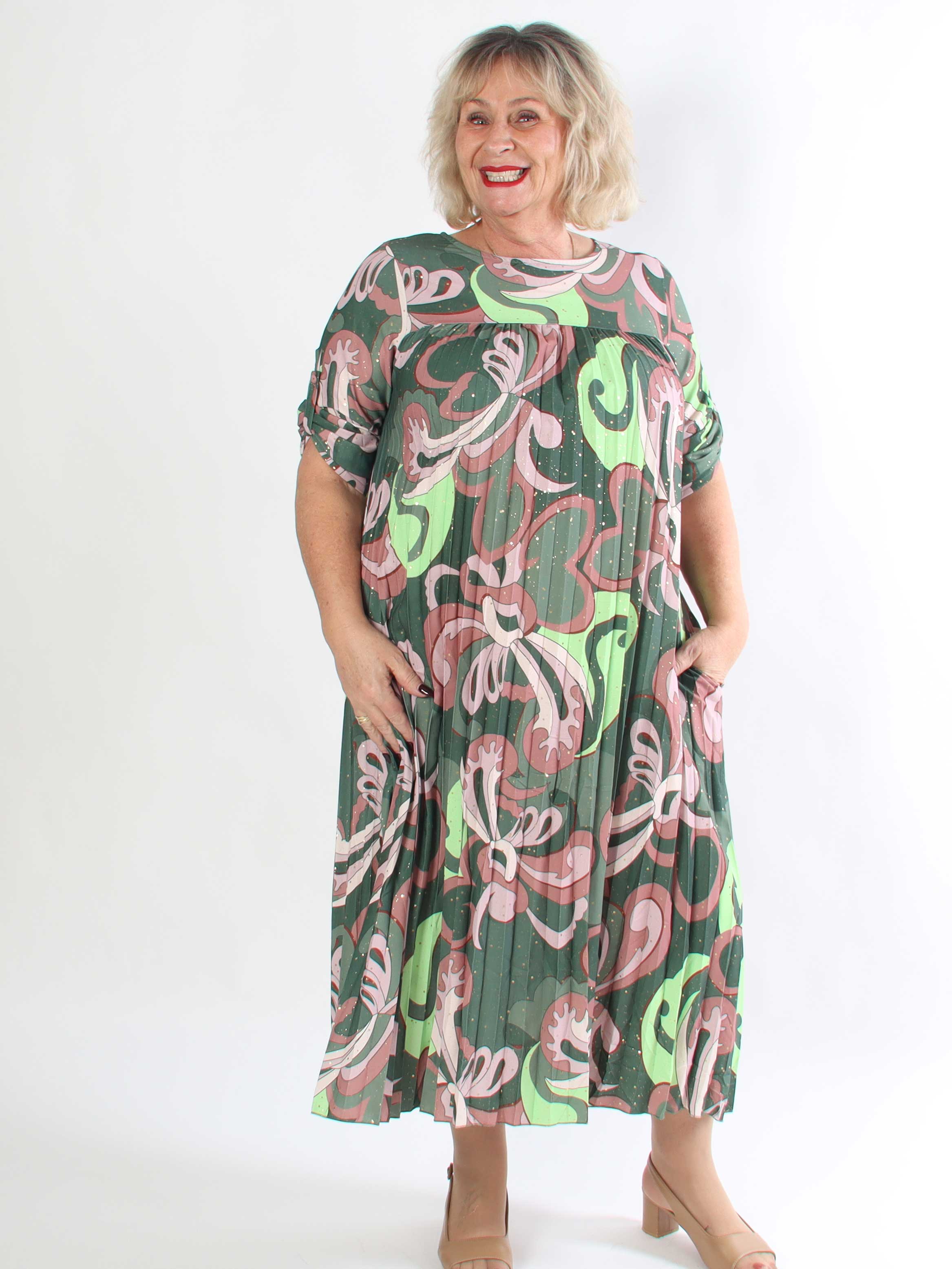 Nannie Retro - Lang plisseret plus size kjole i flerfarvet mønster