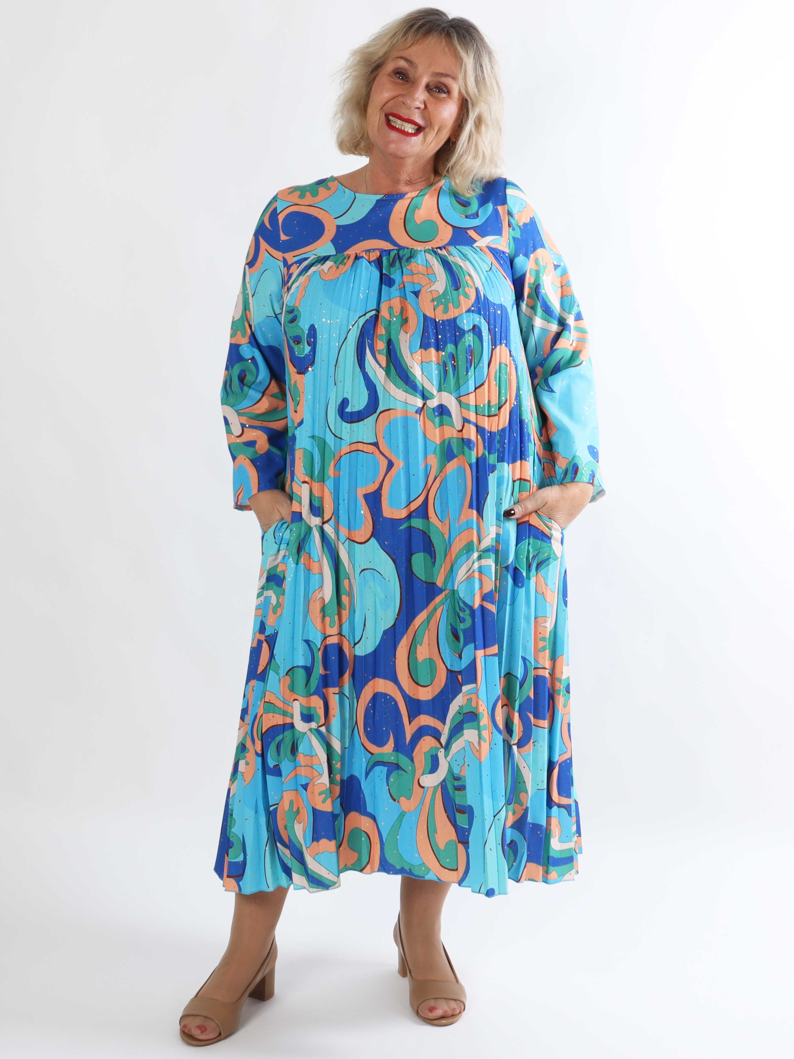 Nannie Retro - Lang plisseret plus size kjole i flerfarvet mønster