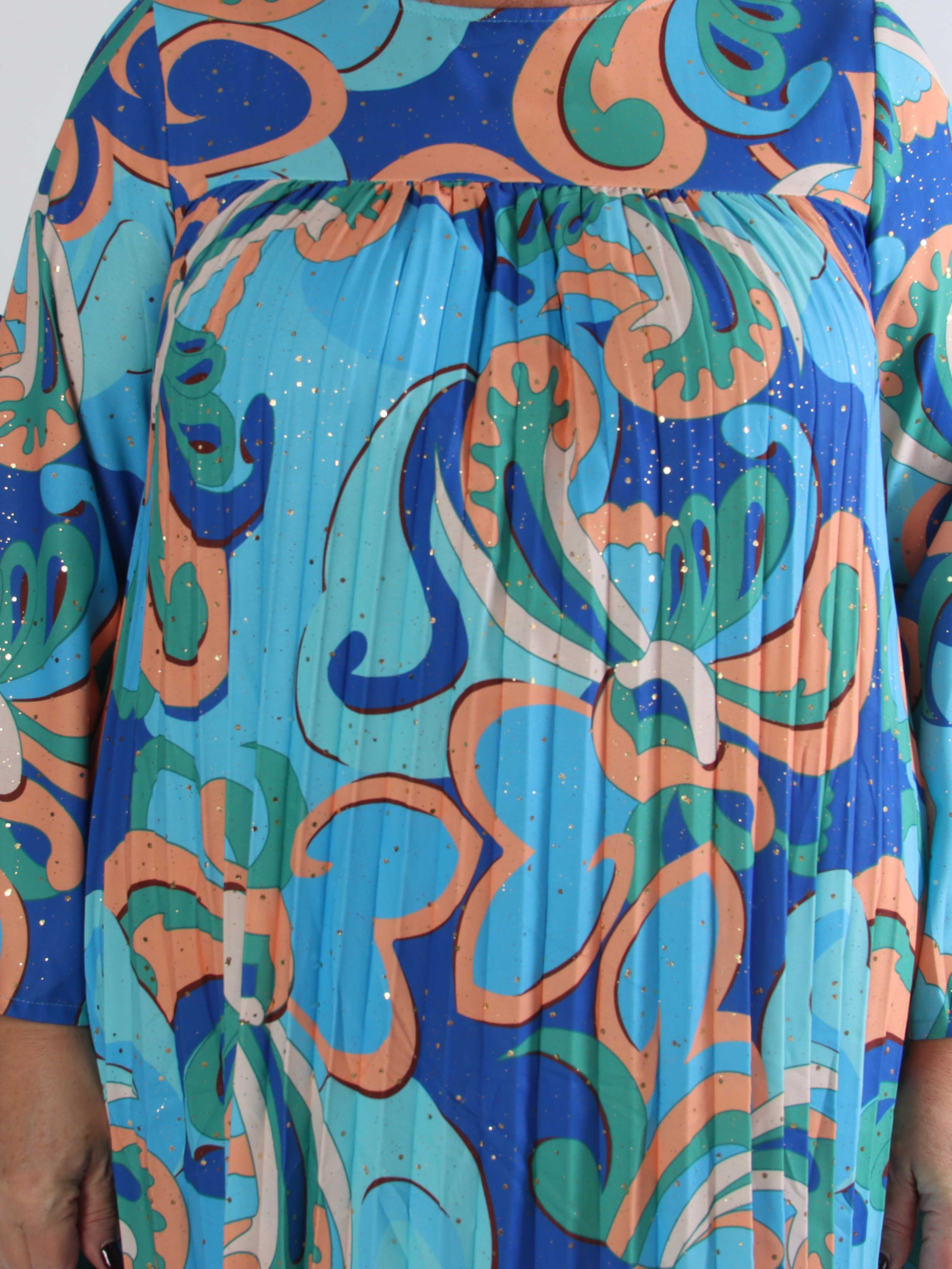 Nannie Retro - Lang plisseret plus size kjole i flerfarvet mønster