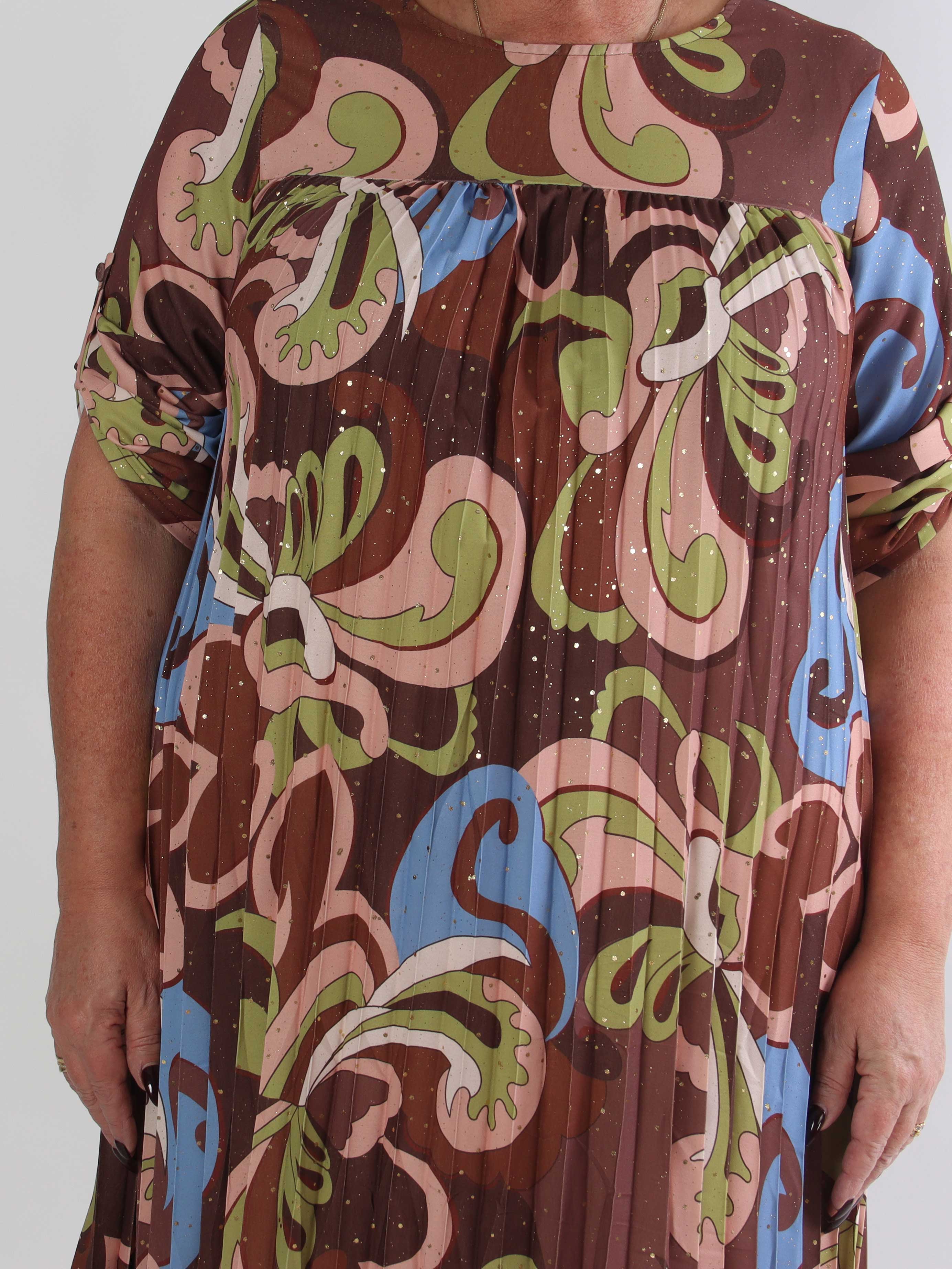 Nannie Retro - Lang plisseret plus size kjole i flerfarvet mønster