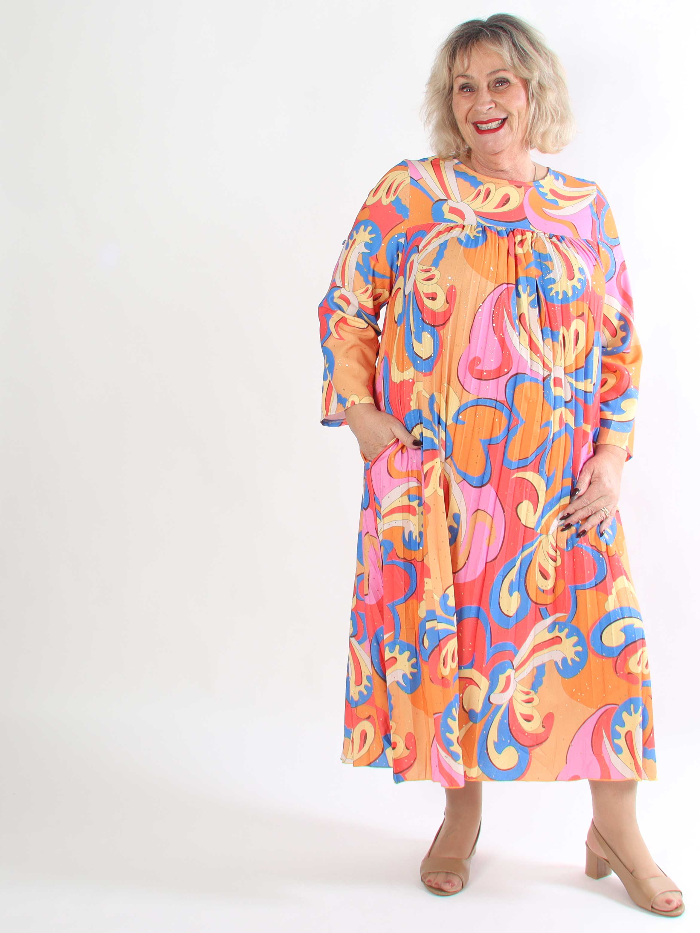 Nannie Retro - Lang plisseret plus size kjole i flerfarvet mønster