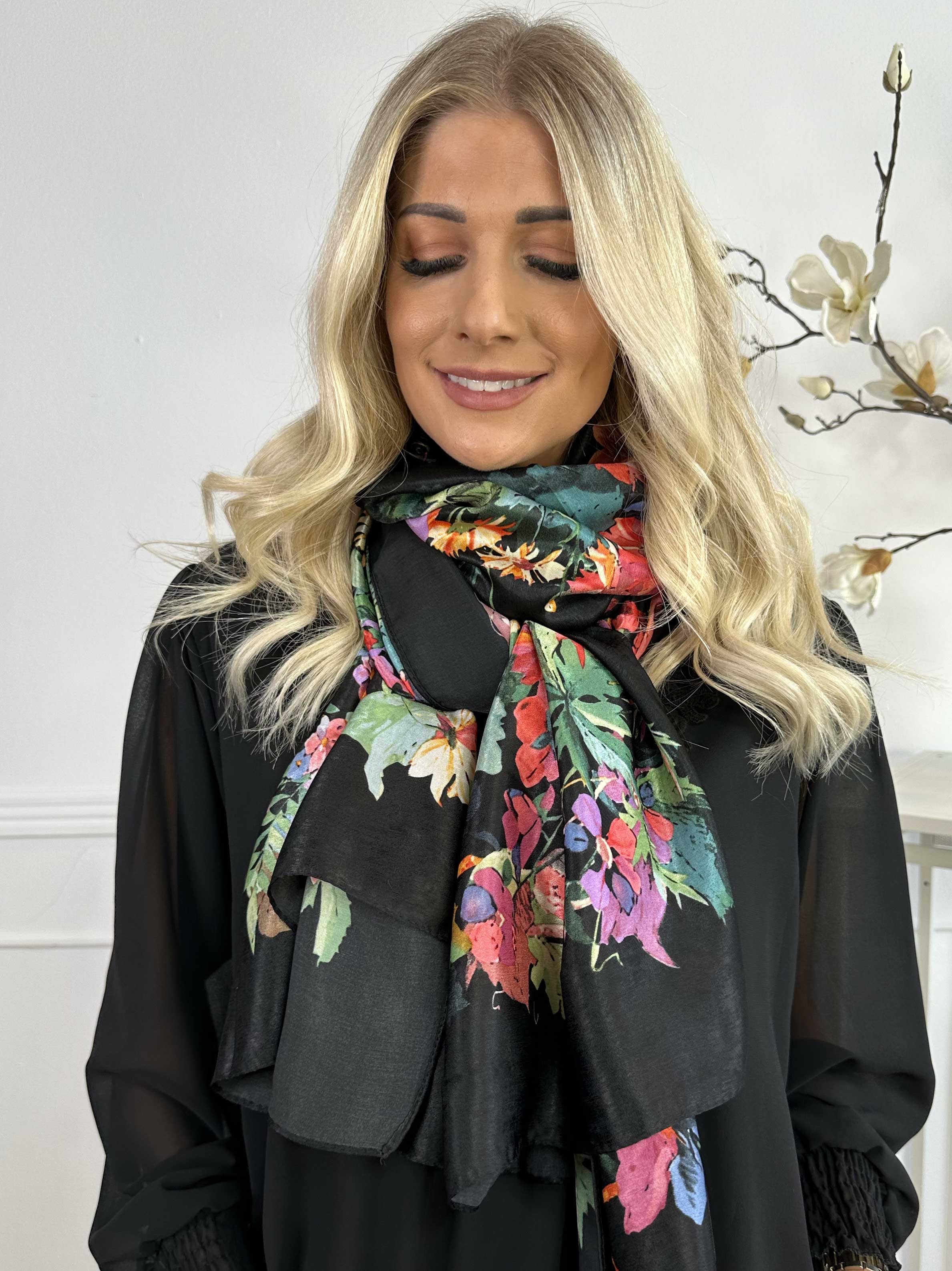 Nataliya - Mjuk silkesscarf med blommor