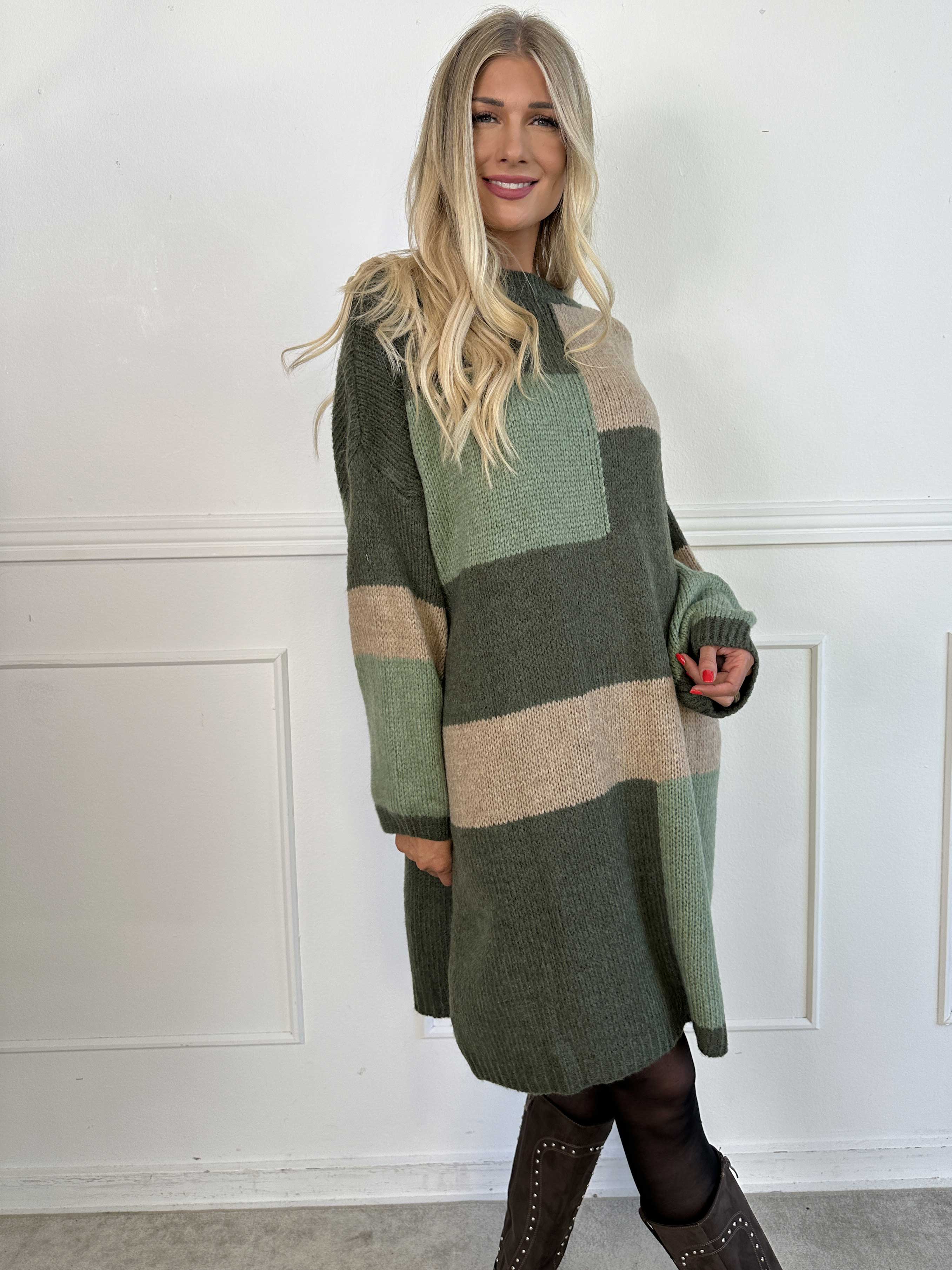 Nesrin - Mjuk stickad flerfärgad klänning