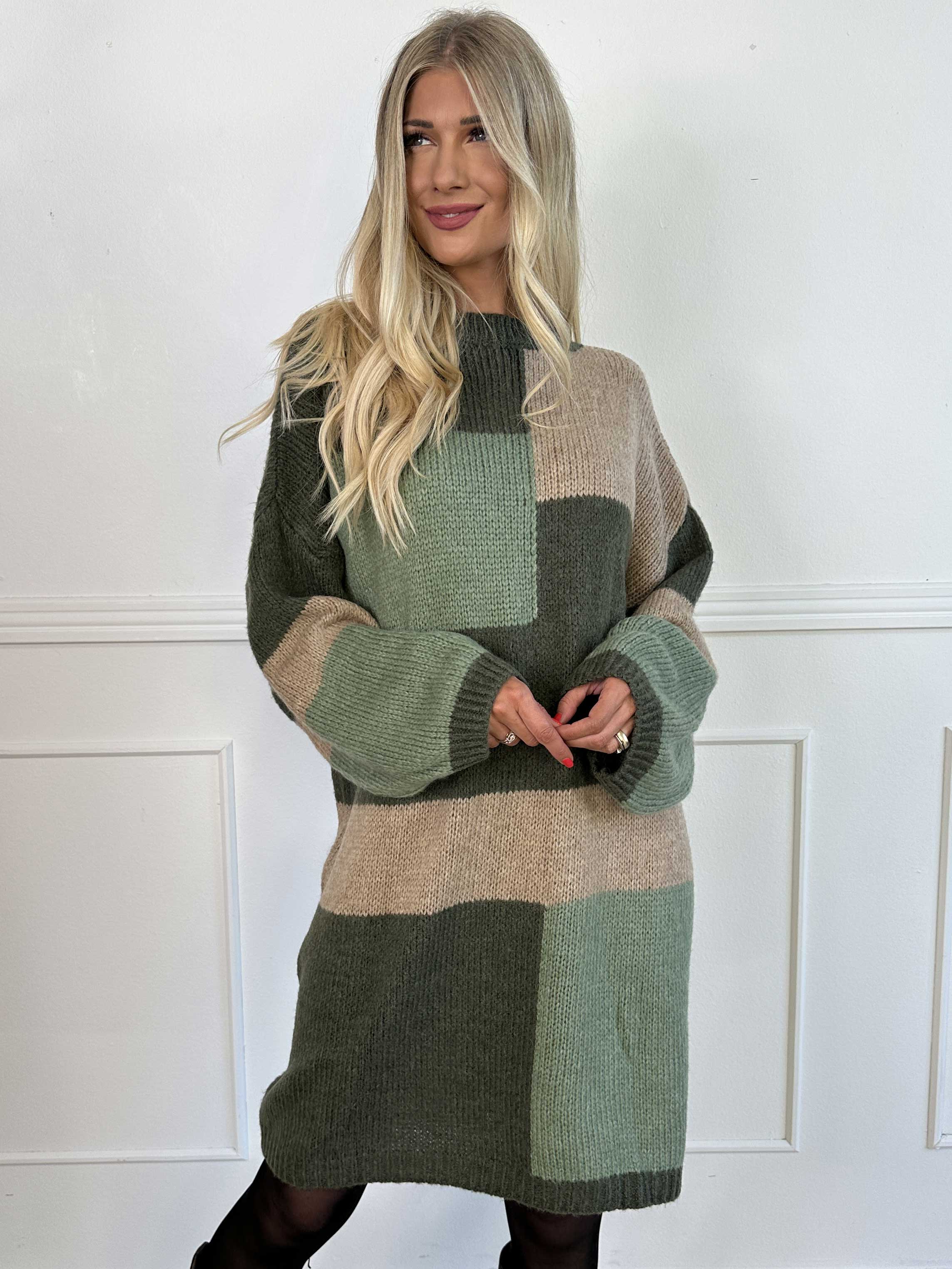 Nesrin - Mjuk stickad flerfärgad klänning