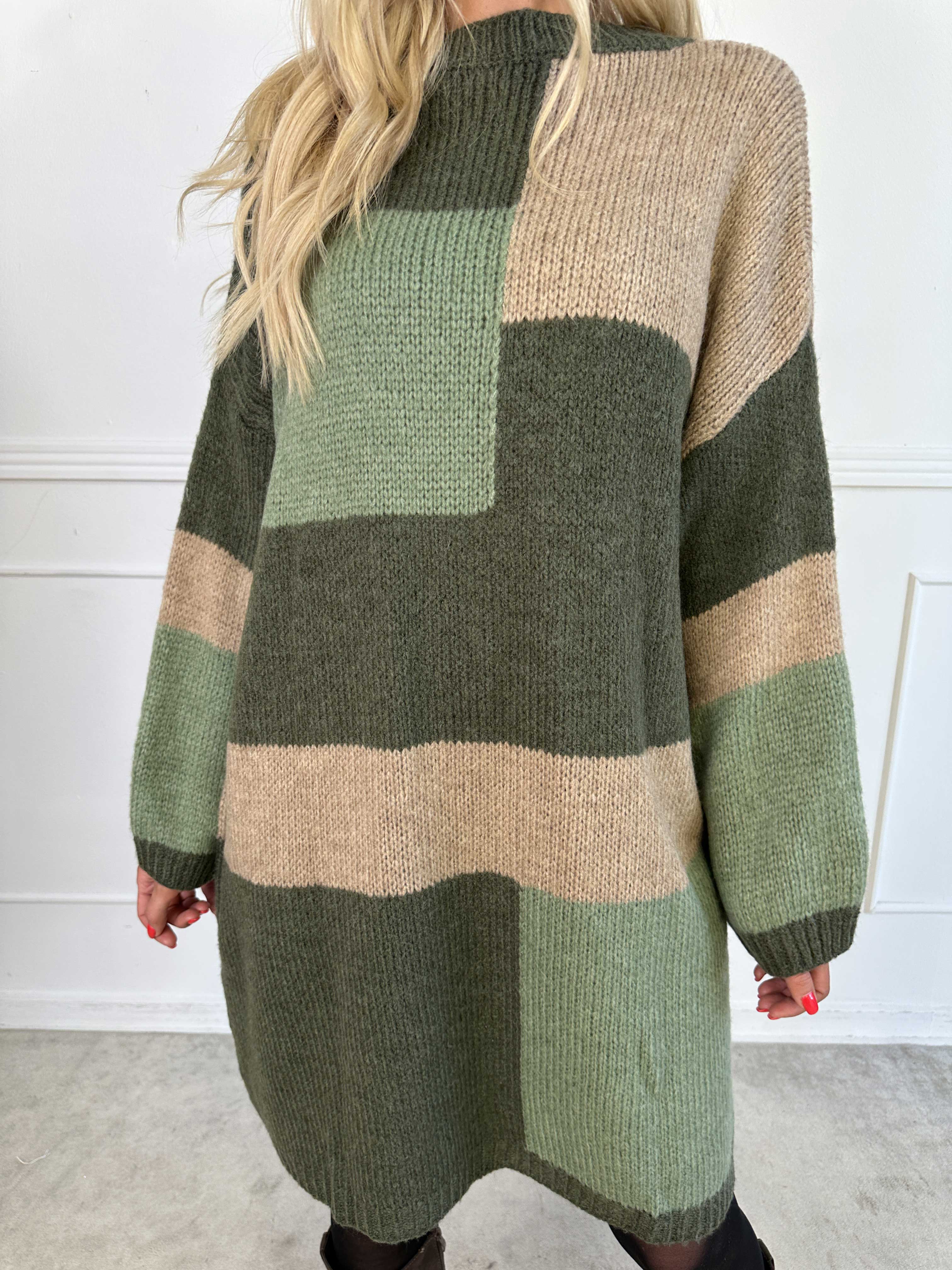 Nesrin - Mjuk stickad flerfärgad klänning