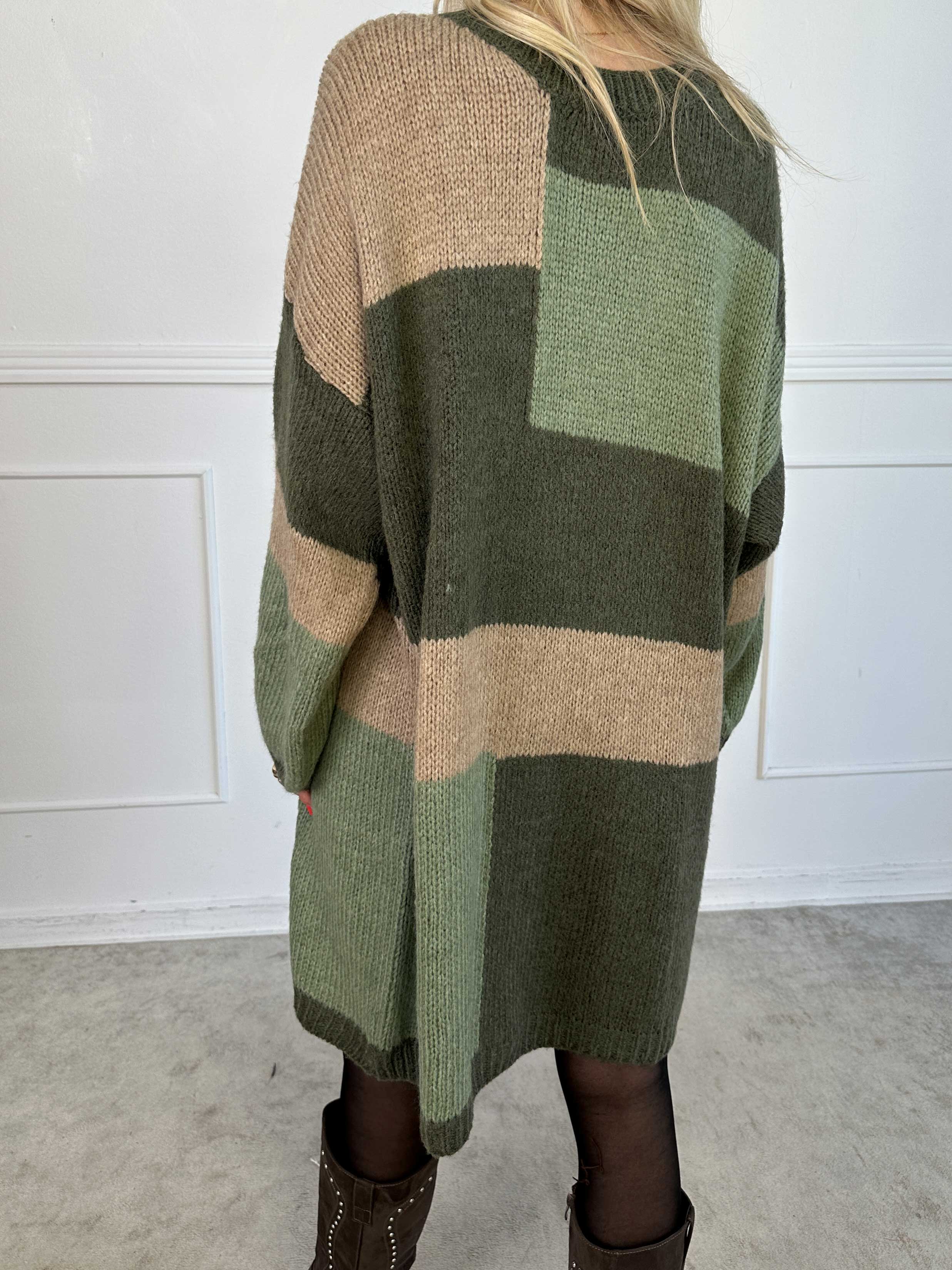 Nesrin - Mjuk stickad flerfärgad klänning