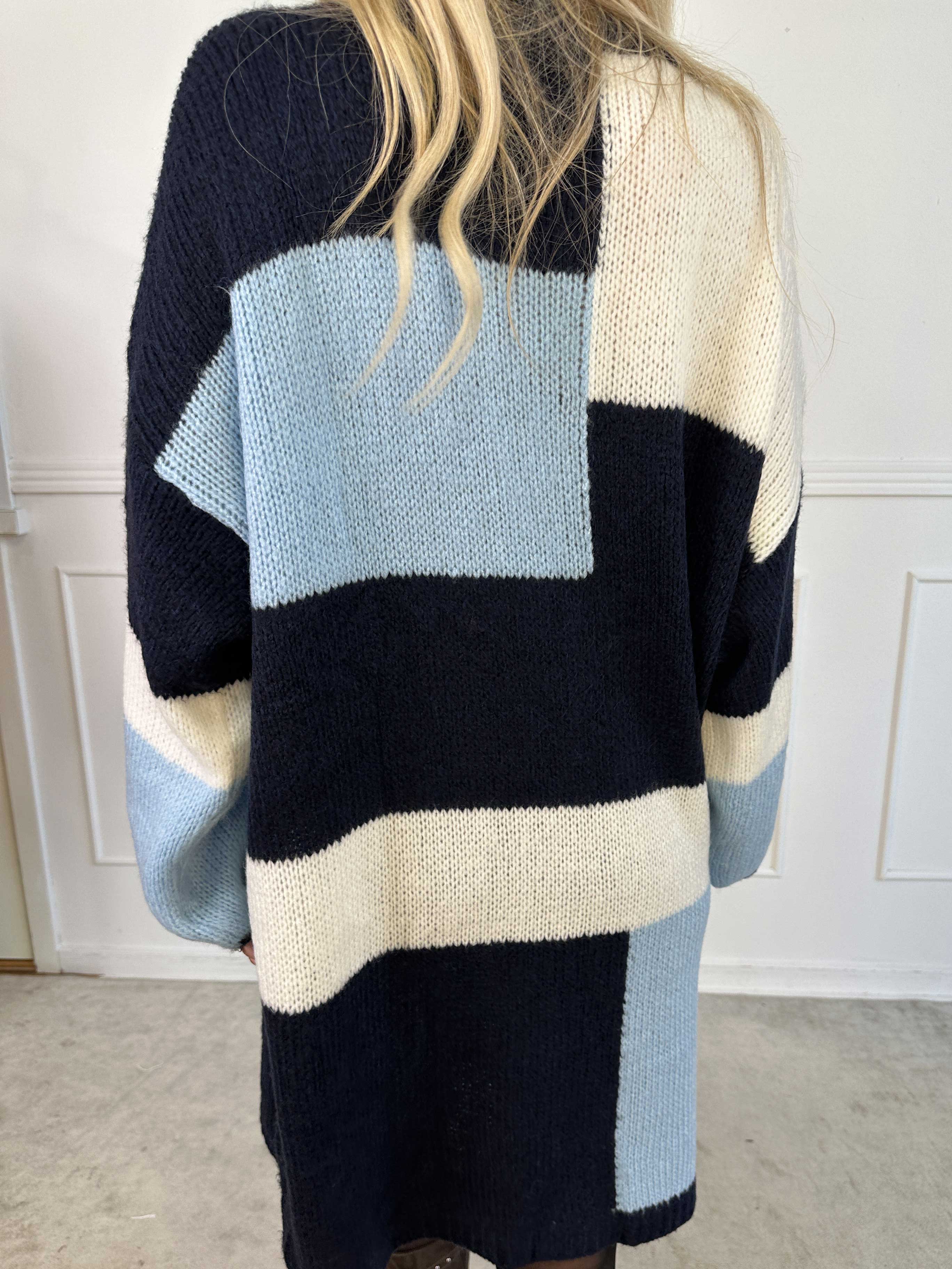 Nesrin - Mjuk stickad flerfärgad klänning