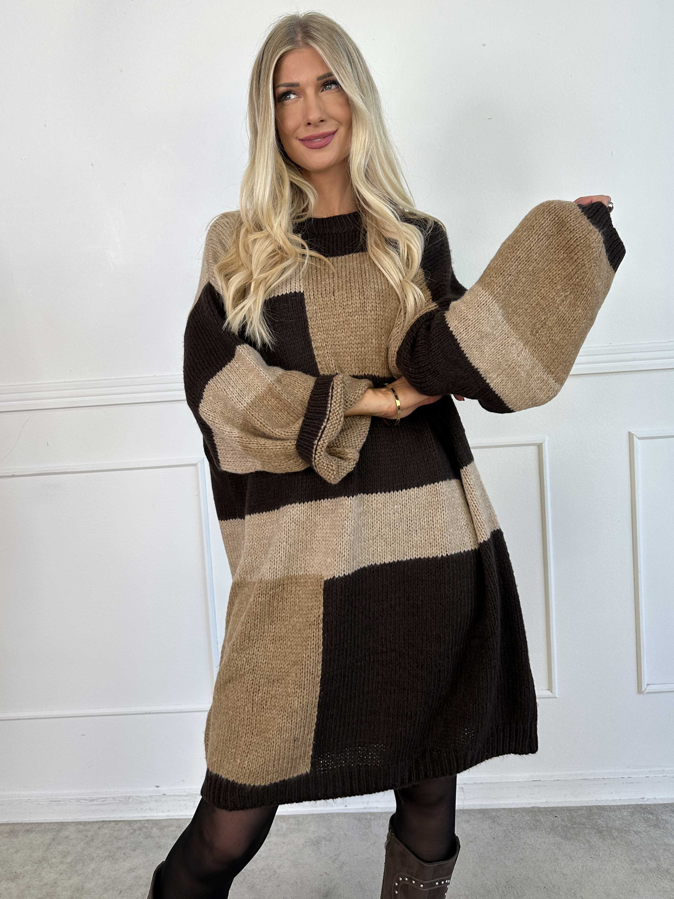 Nesrin - Mjuk stickad flerfärgad klänning