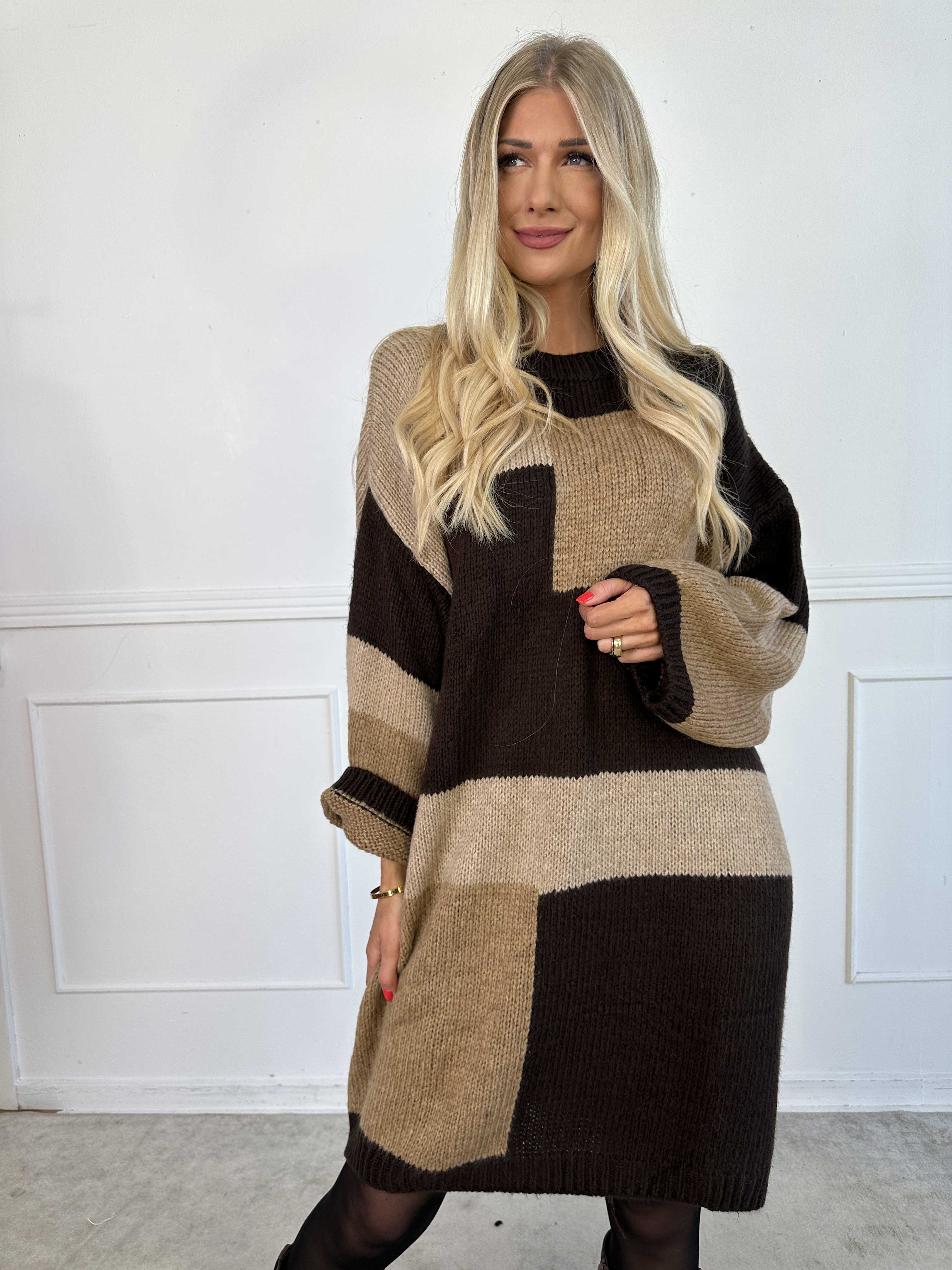 Nesrin - Mjuk stickad flerfärgad klänning