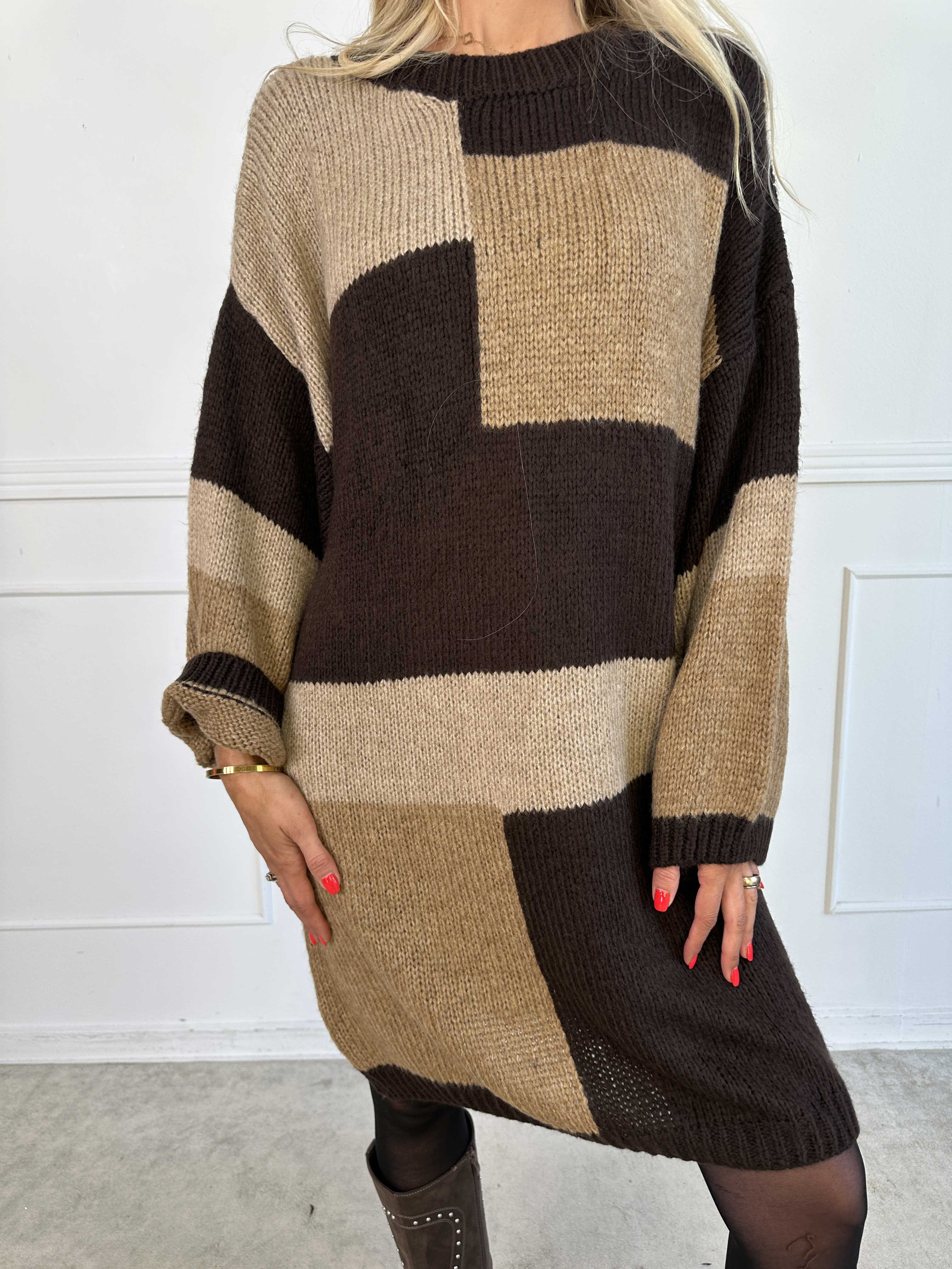 Nesrin - Mjuk stickad flerfärgad klänning