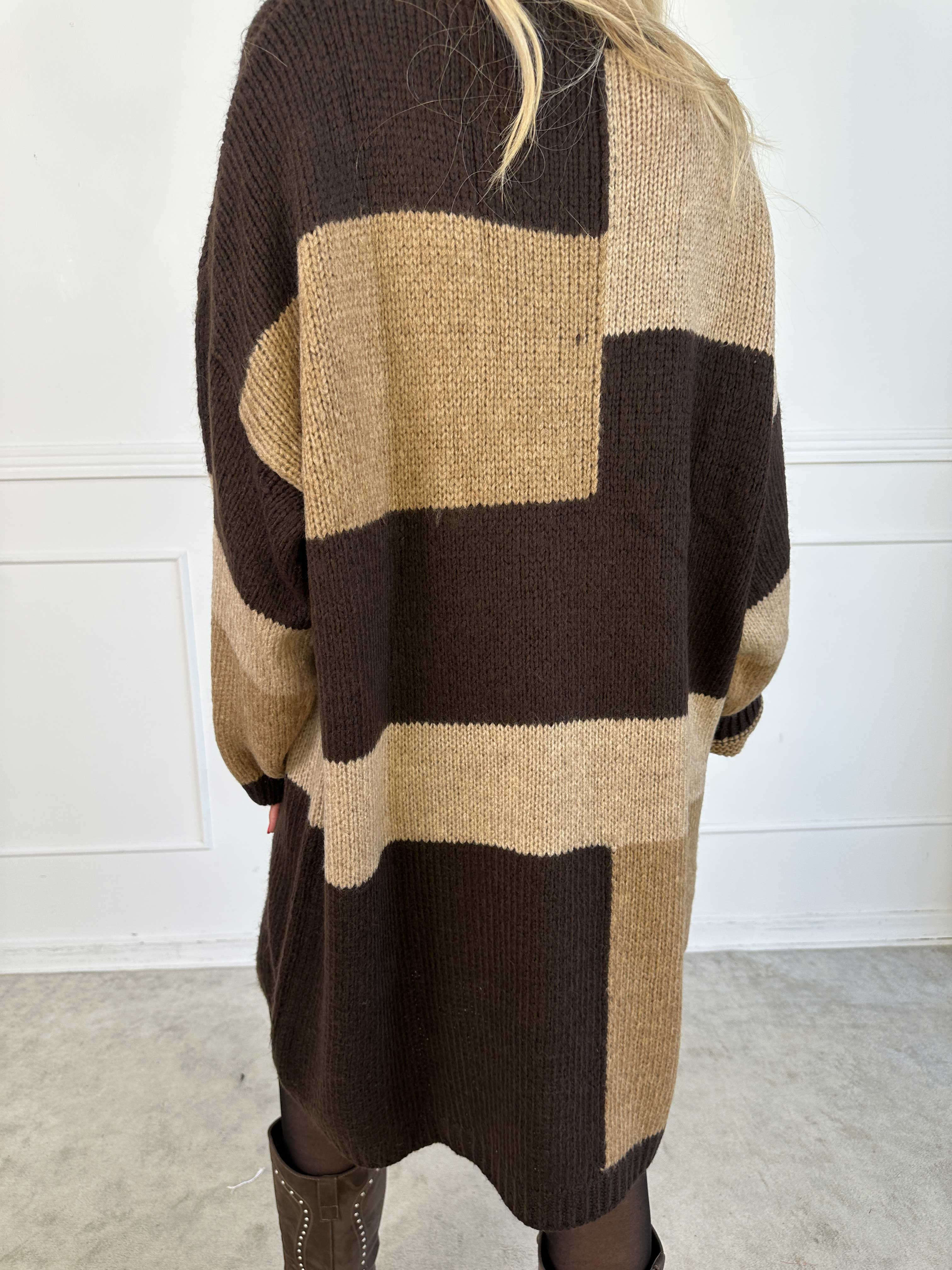 Nesrin - Mjuk stickad flerfärgad klänning