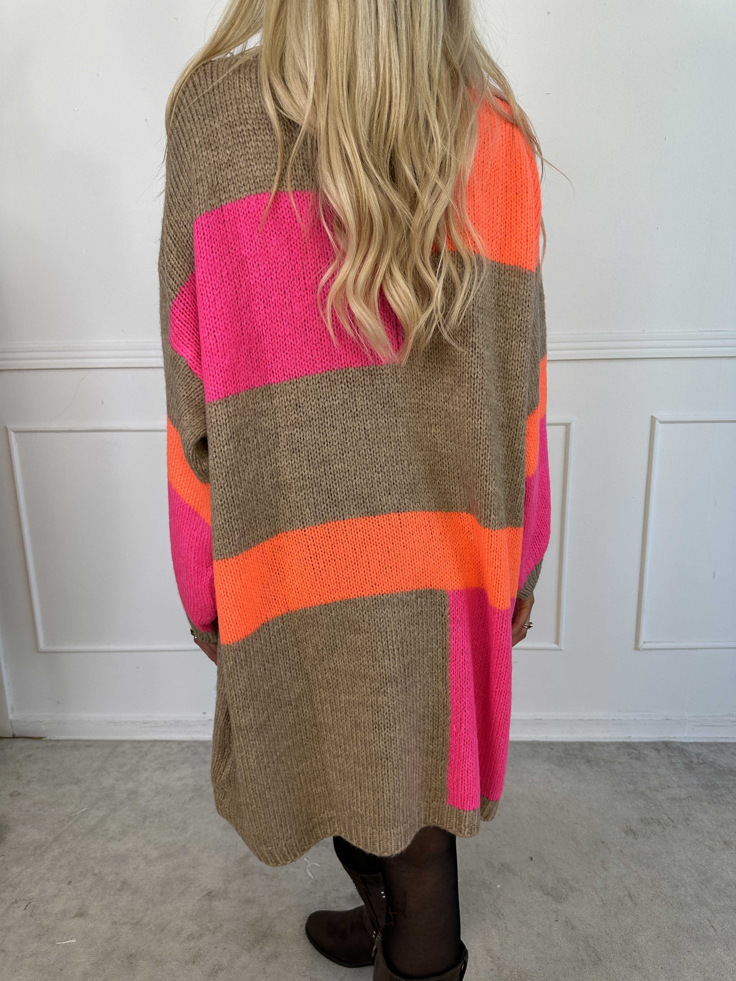 Nesrin - Mjuk stickad flerfärgad klänning