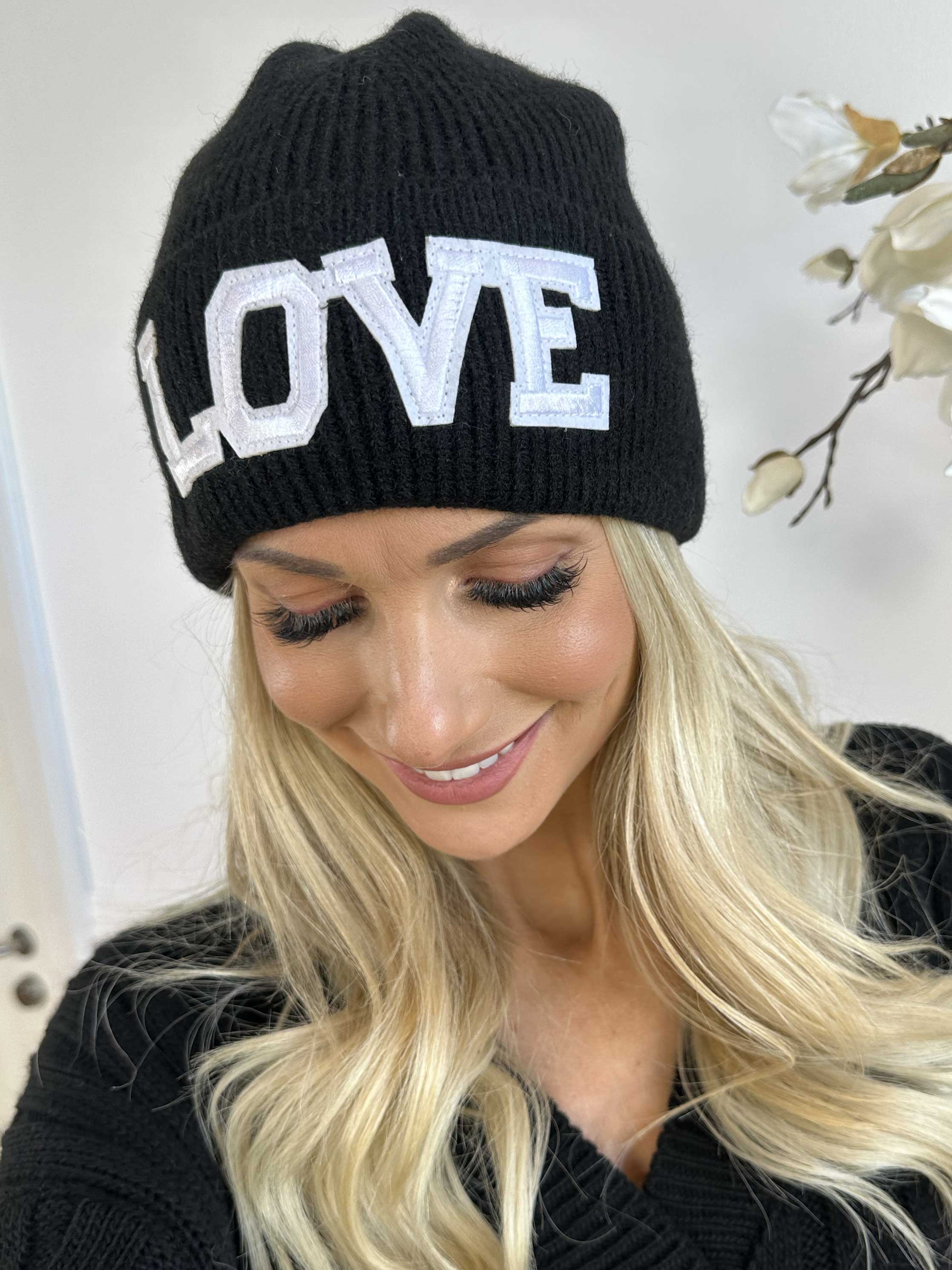 Neta - Stickad mössa med vit text