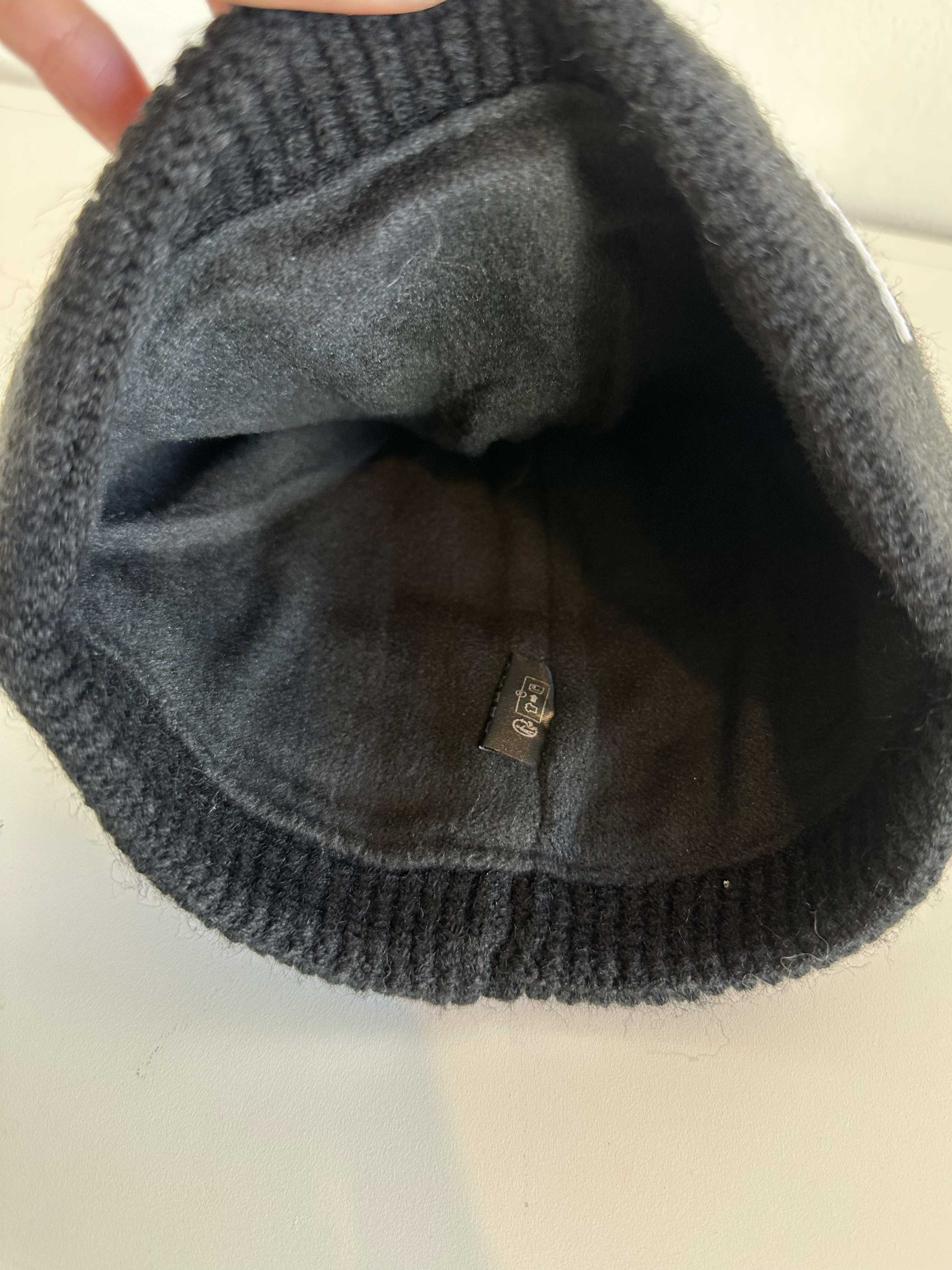 Neta - Stickad mössa med vit text