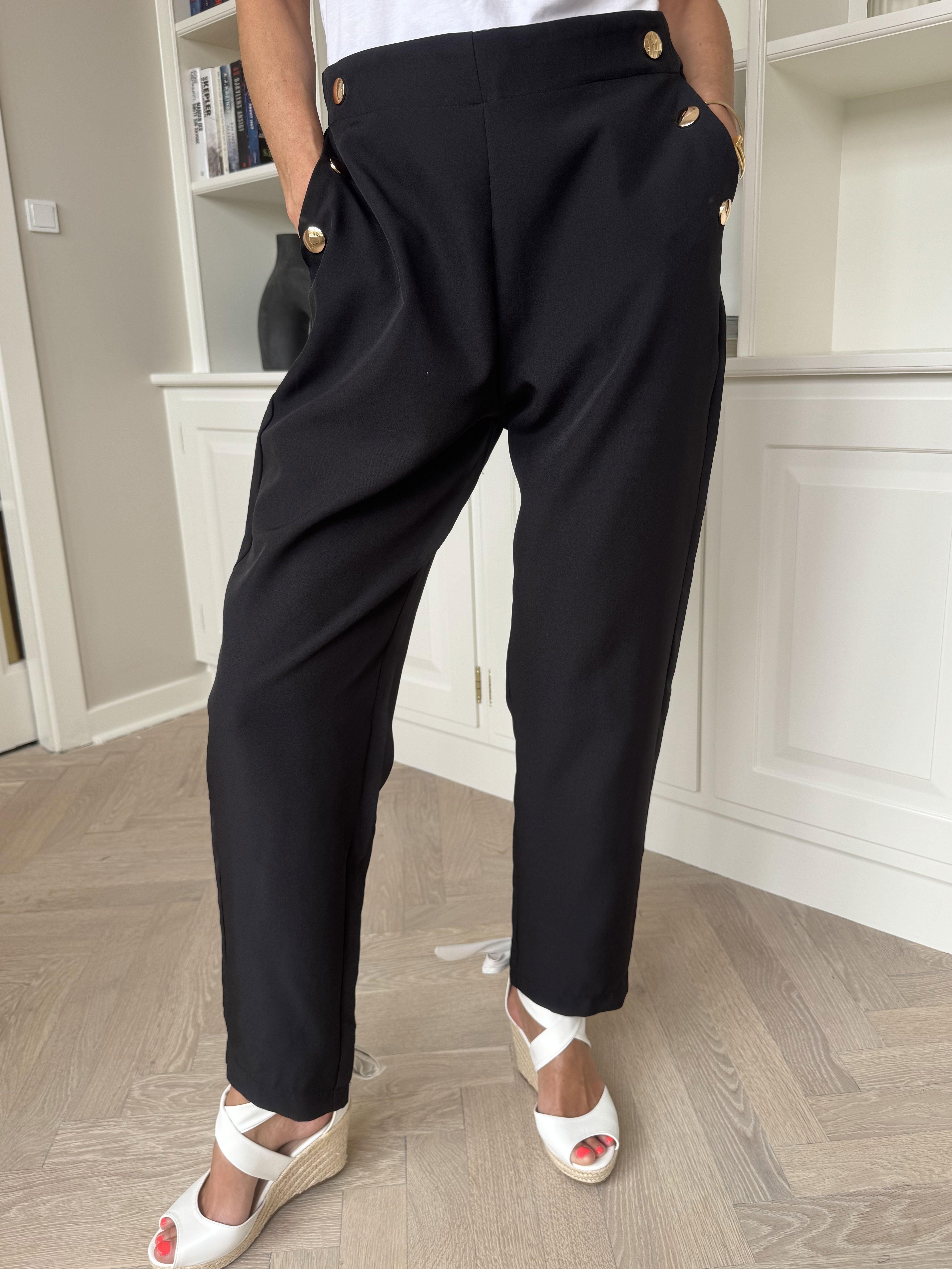 Neva - Svarta kostymbyxor med guldknappar och resår i midjan