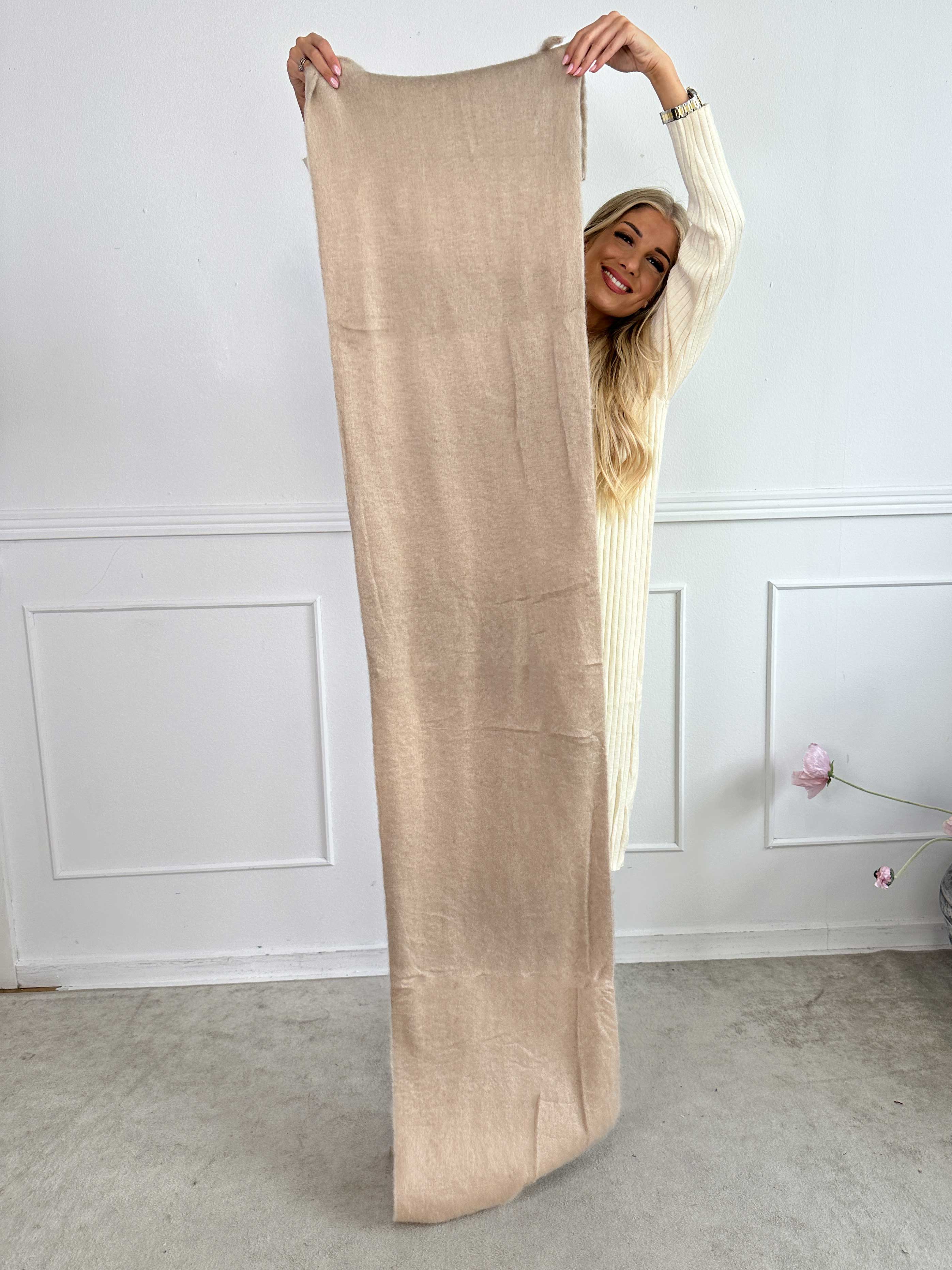 Nevaeh - Mjuk halsduk i viskos och ull