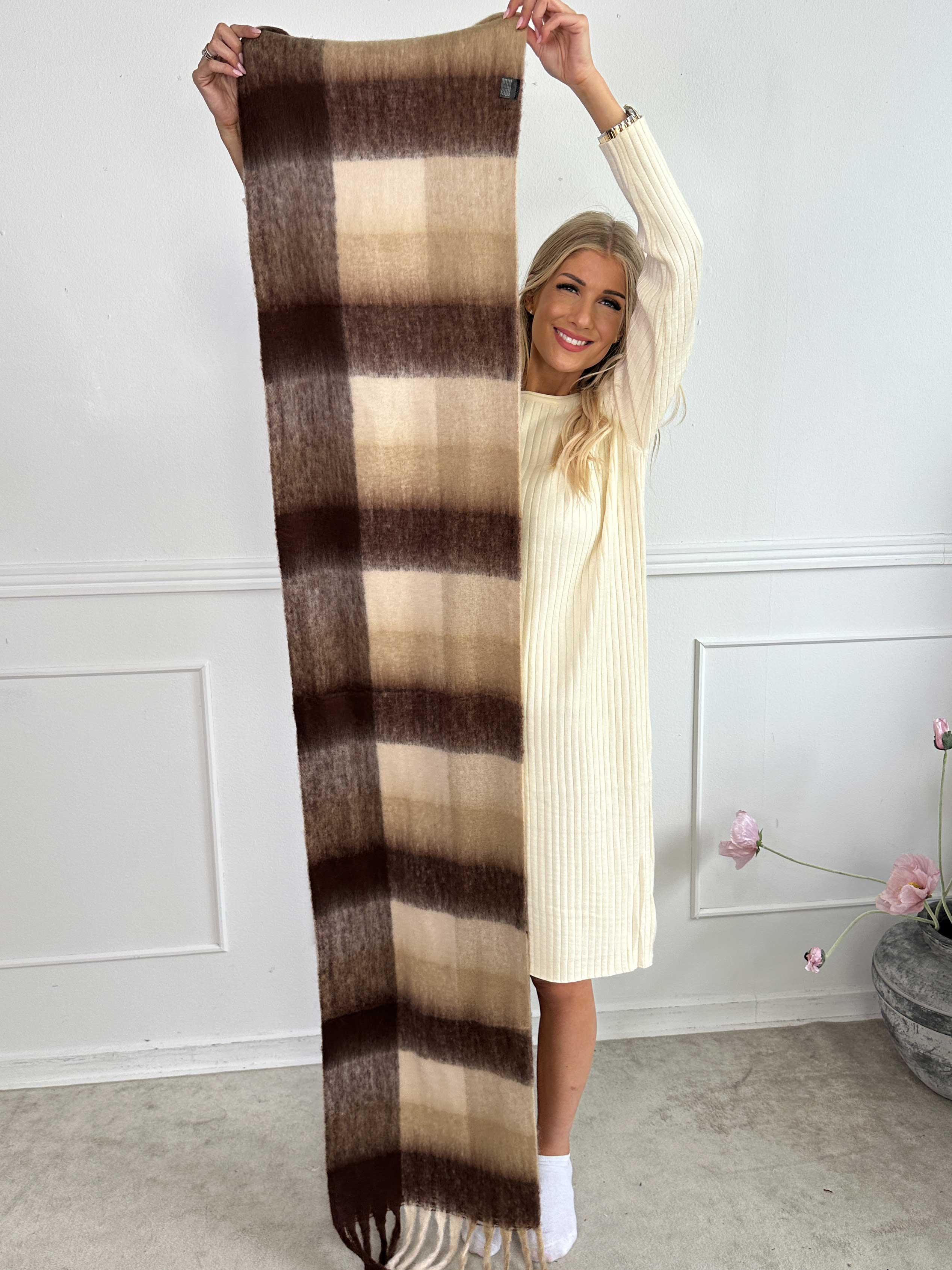 Nevaeh - Mjuk halsduk i viskos och ull