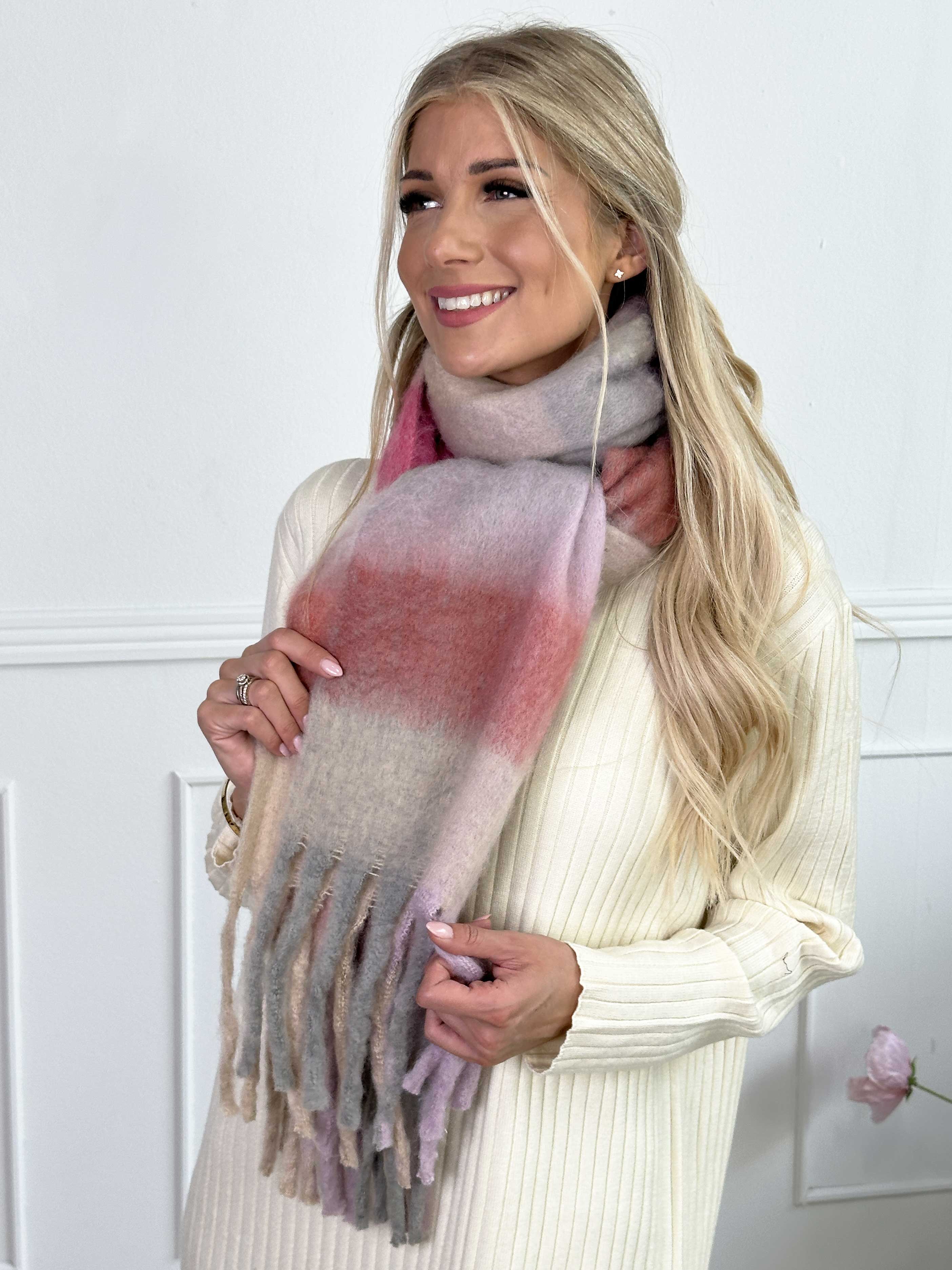 Nevaeh - Mjuk halsduk i viskos och ull